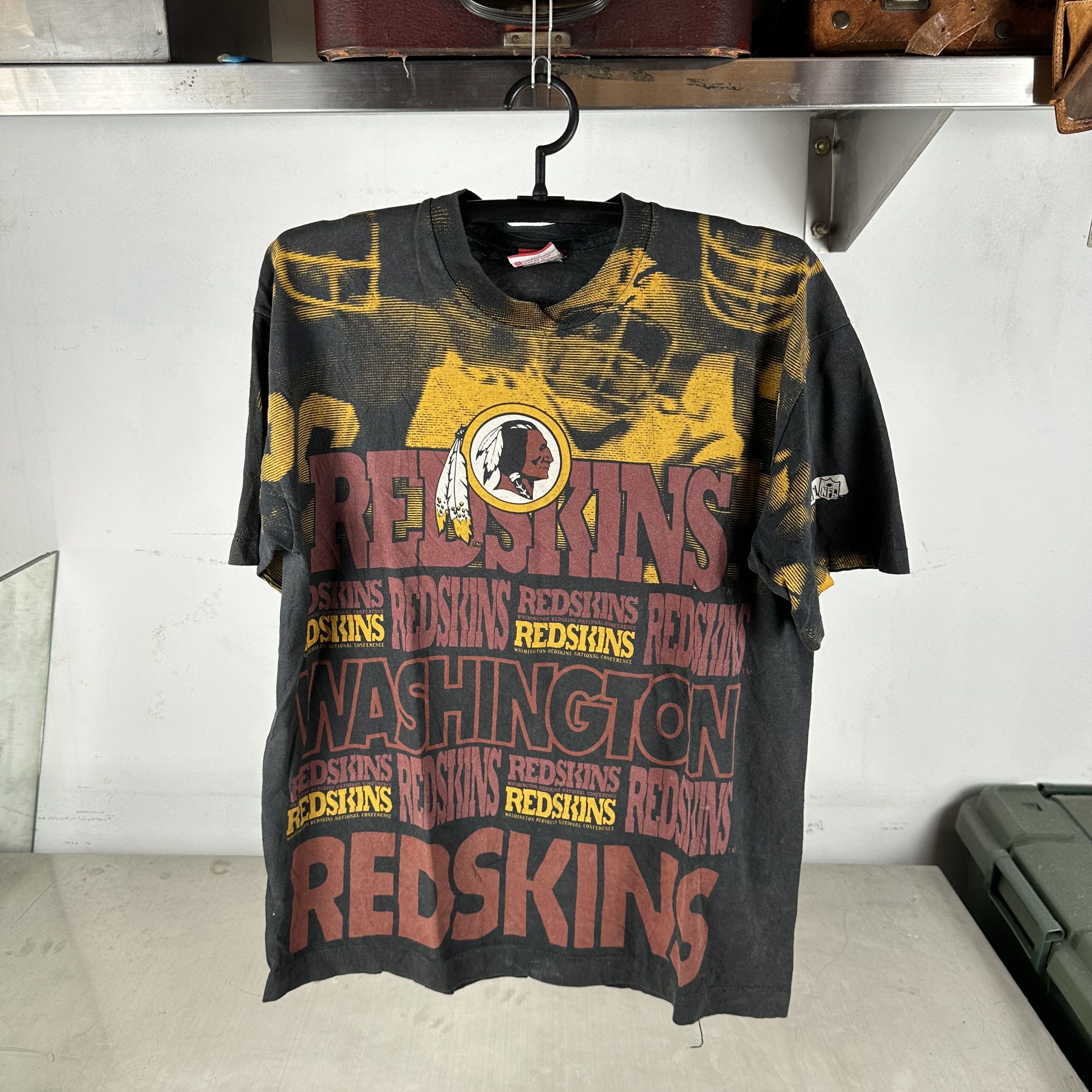 Vintage Vintage 90s Washington Redskins Football NFL AOP T-shirt Size US XL / EU 56 / 4 - 1 Thumbnail