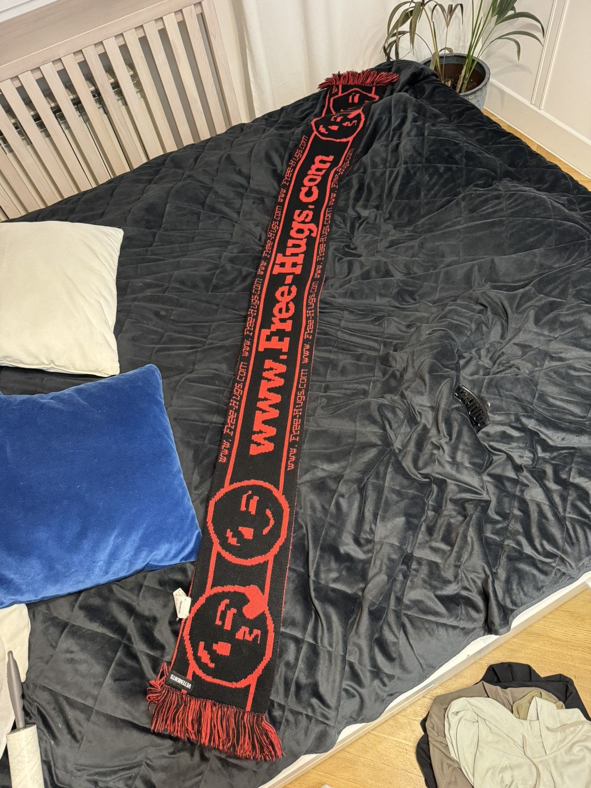 Reebok × Vetements Vetements x Reebok AW17 Free Hugs Hooligan Scarf Red & Black Size ONE SIZE - 7 Thumbnail