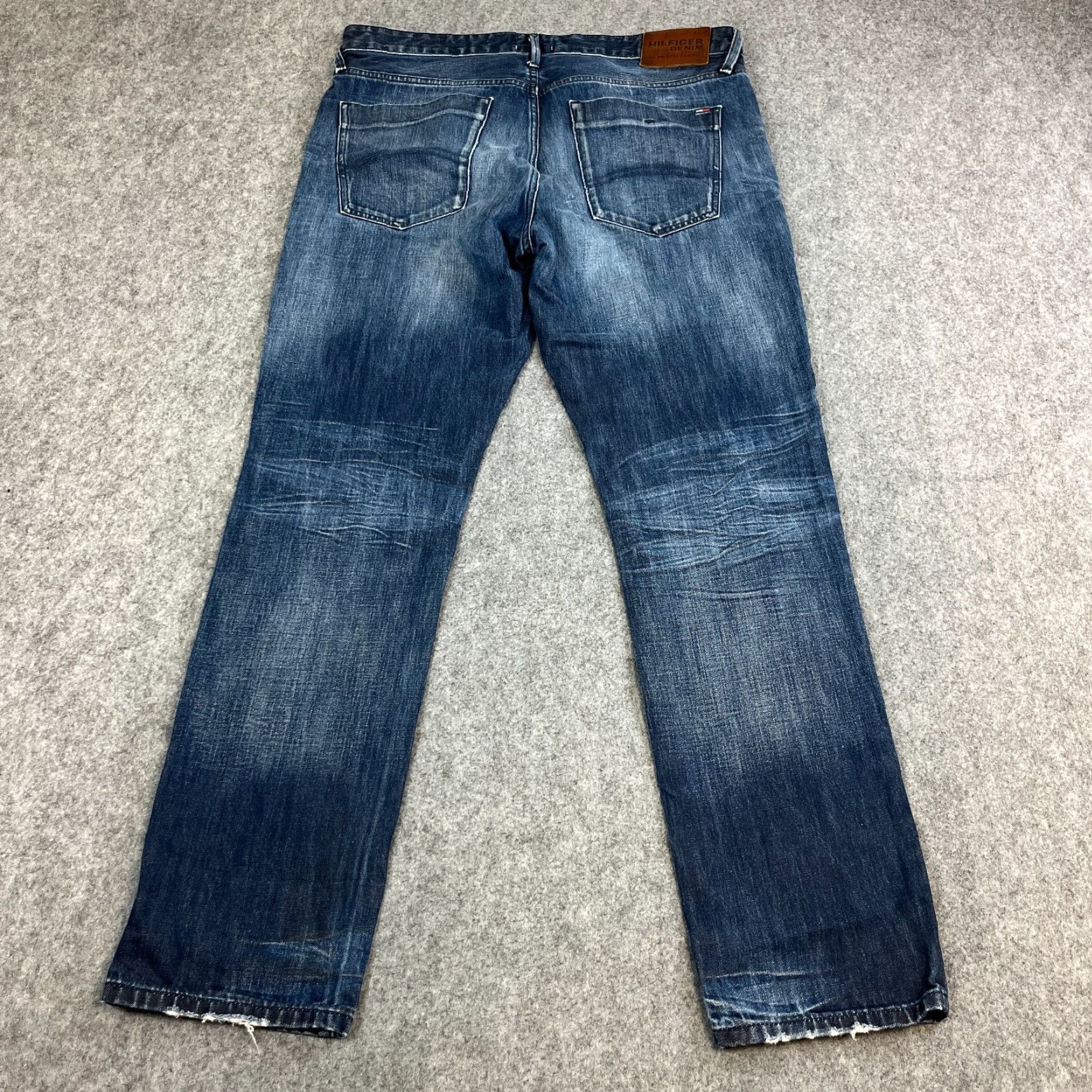 Tommy Hilfiger Tommy Hilfiger Jeans Tapered Fit 36 32 Mid Wash Blue Whiskering Honeycomb Denim Mens Regular 5-Pocket Size US 36 / EU 52 - 2 Thumbnail