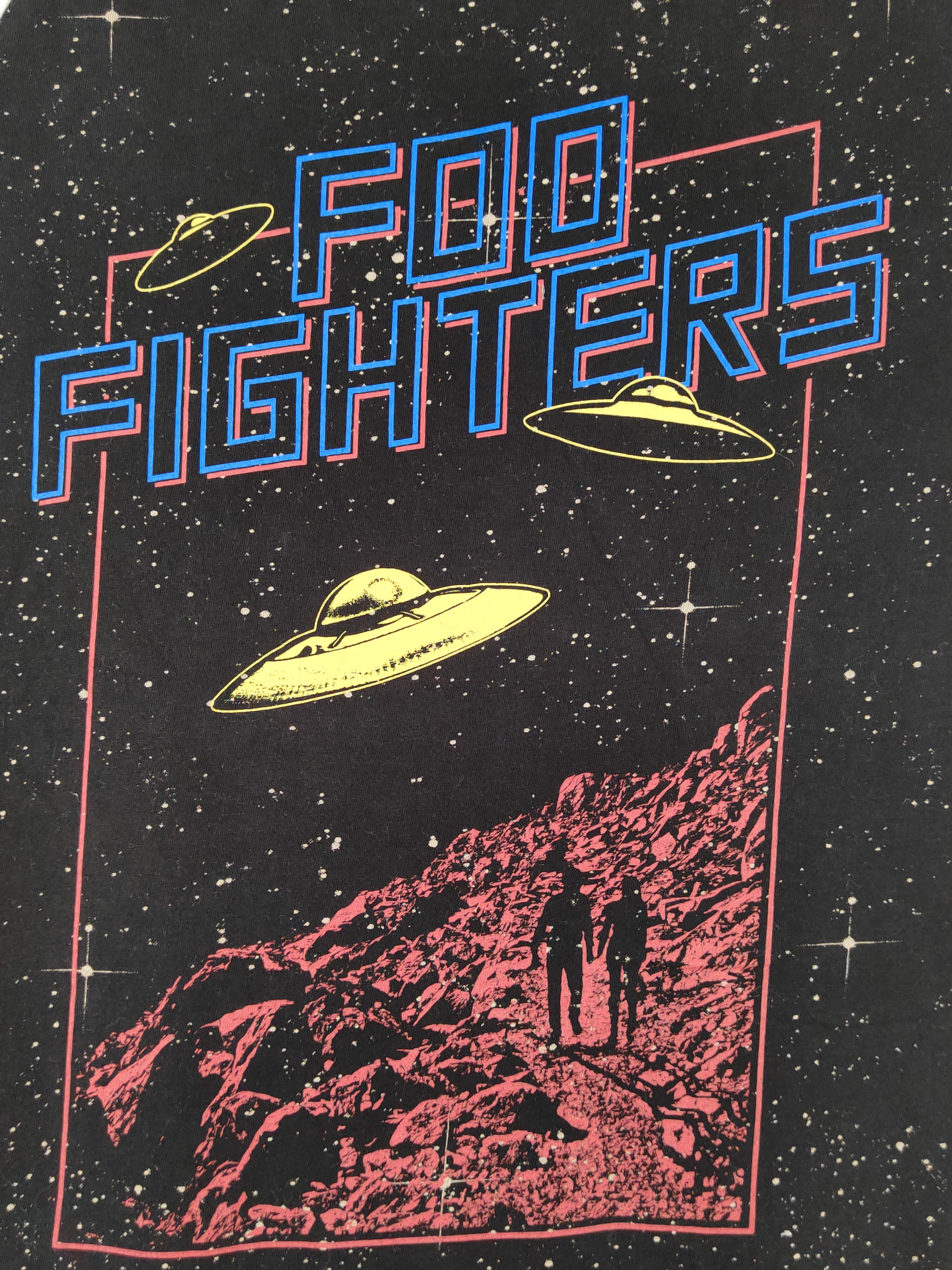 Band Tees Uniqlo X Foo Fighter Sleeve T-shirts #S2302 Size US M / EU 48-50 / 2 - 3 Thumbnail