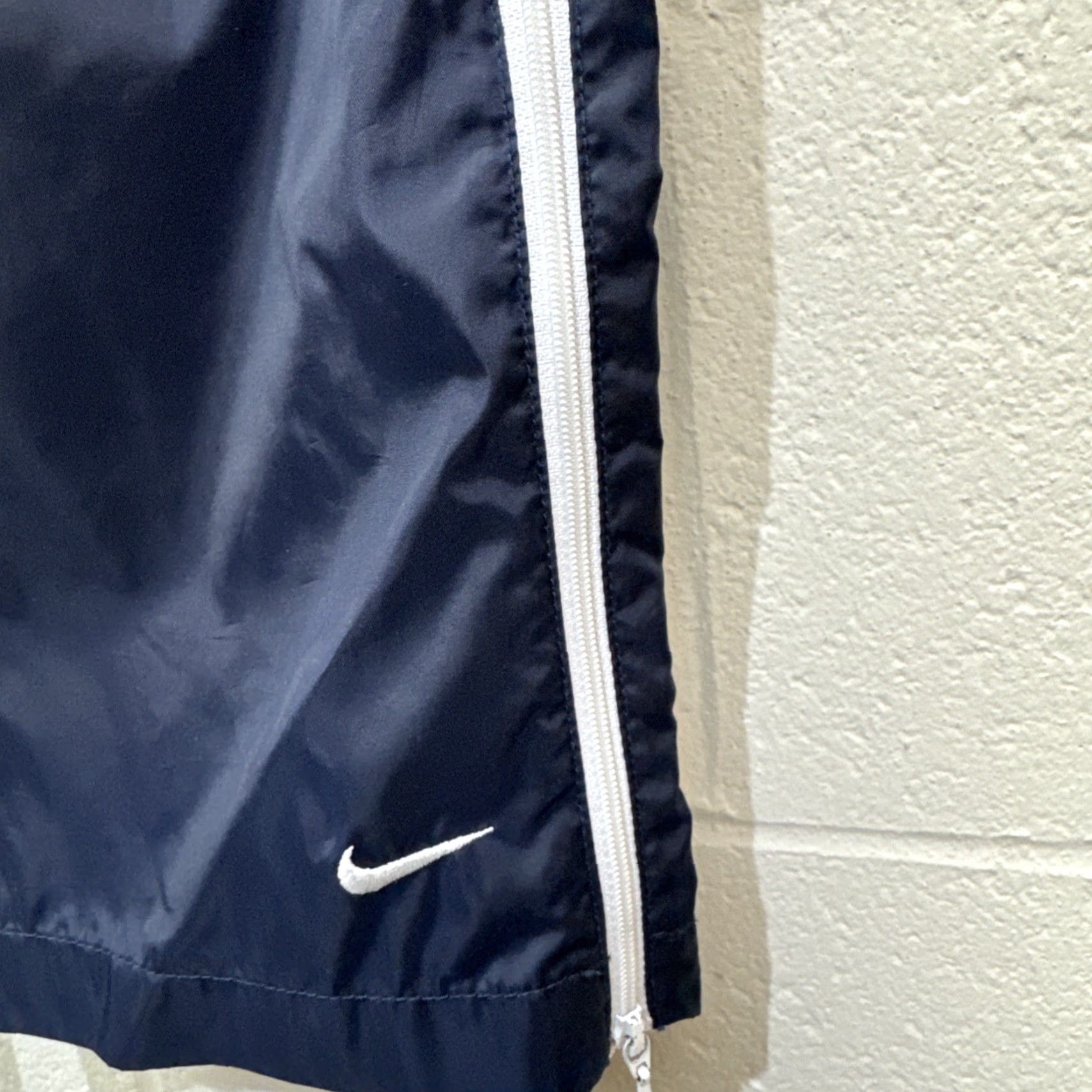 Nike VINTAGE Nike Women's L Windbreaker Warmup Swoosh Pants with Pockets, 00's, Blue, Regular Fit, 32 in Waist, 30 in Inseam Size 36" / US 14 / IT 50 - 6 Thumbnail