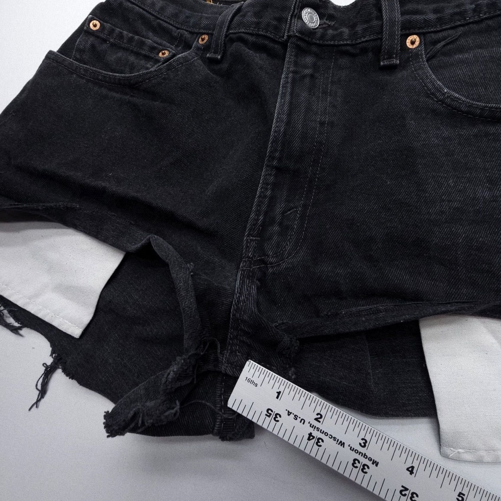 Levi's VINTAGE Levi's 560 Cut-Off Shorts Shirt Women's Black Denim 90s Size 32 Size 24" / US 00 / IT 34 - 4 Thumbnail