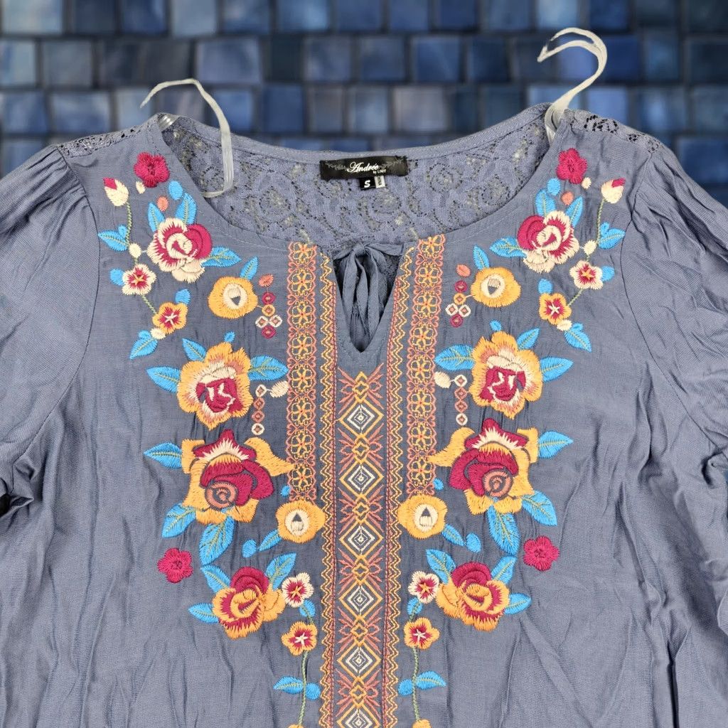Vintage VINTAGE? No. Andree By Unit Blouse Womens Small Blue Floral Embroidered Boho Tunic Top New Size S / US 4 / IT 40 - 1 Thumbnail