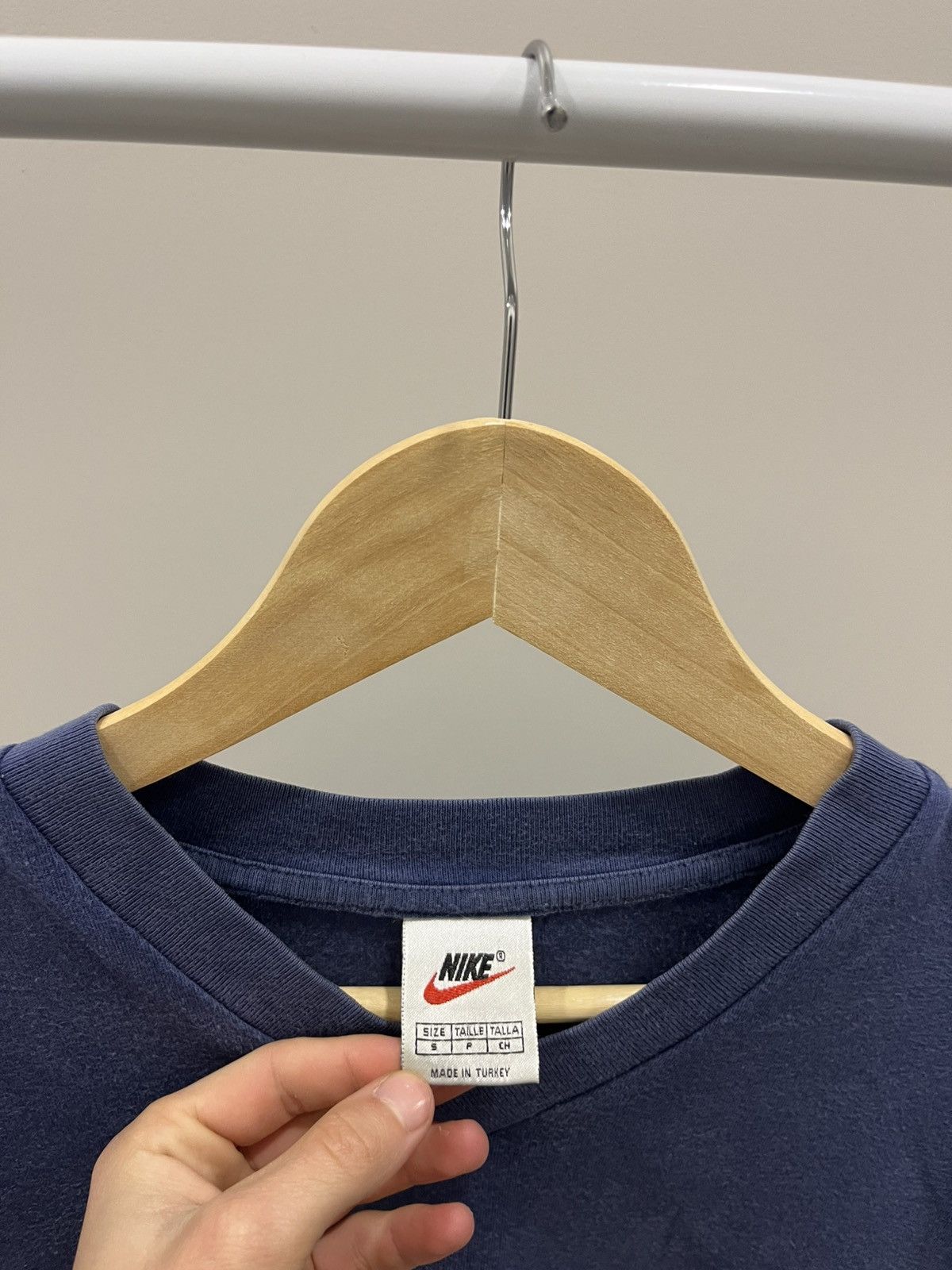 Nike Vintage 90s Nike Air Swoosh Basic V Neck T Shirt Medium Blue Size US L / EU 52-54 / 3 - 3 Thumbnail