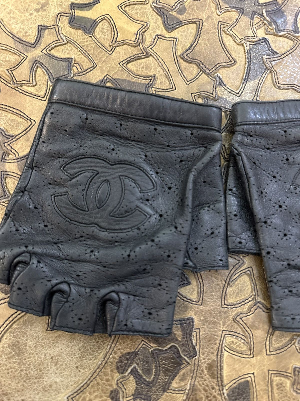 Chanel Chanel CC black leather fingerless gloves Size ONE SIZE - 2 Thumbnail