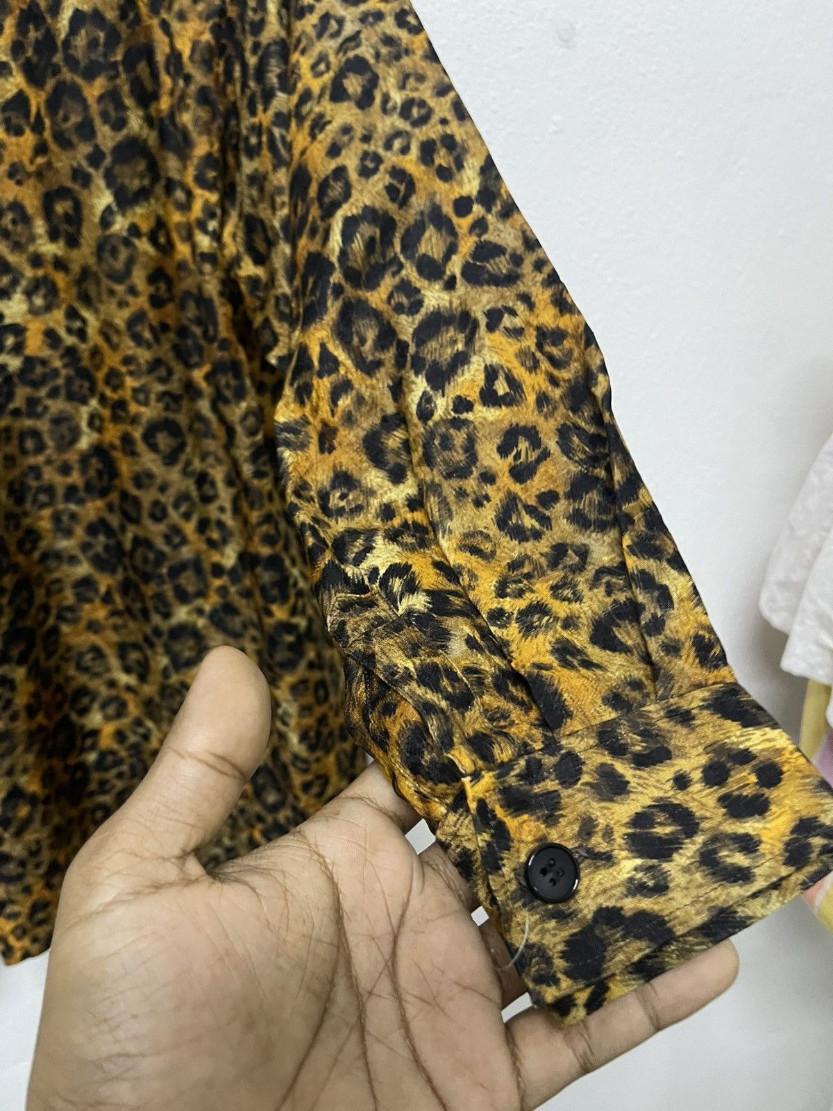 Yves Saint Laurent 1990s YVES SAINT LAURENT LEOPARD OPEN COLLAR FEMININE BLOUSE Size M / US 6-8 / IT 42-44 - 15 Thumbnail