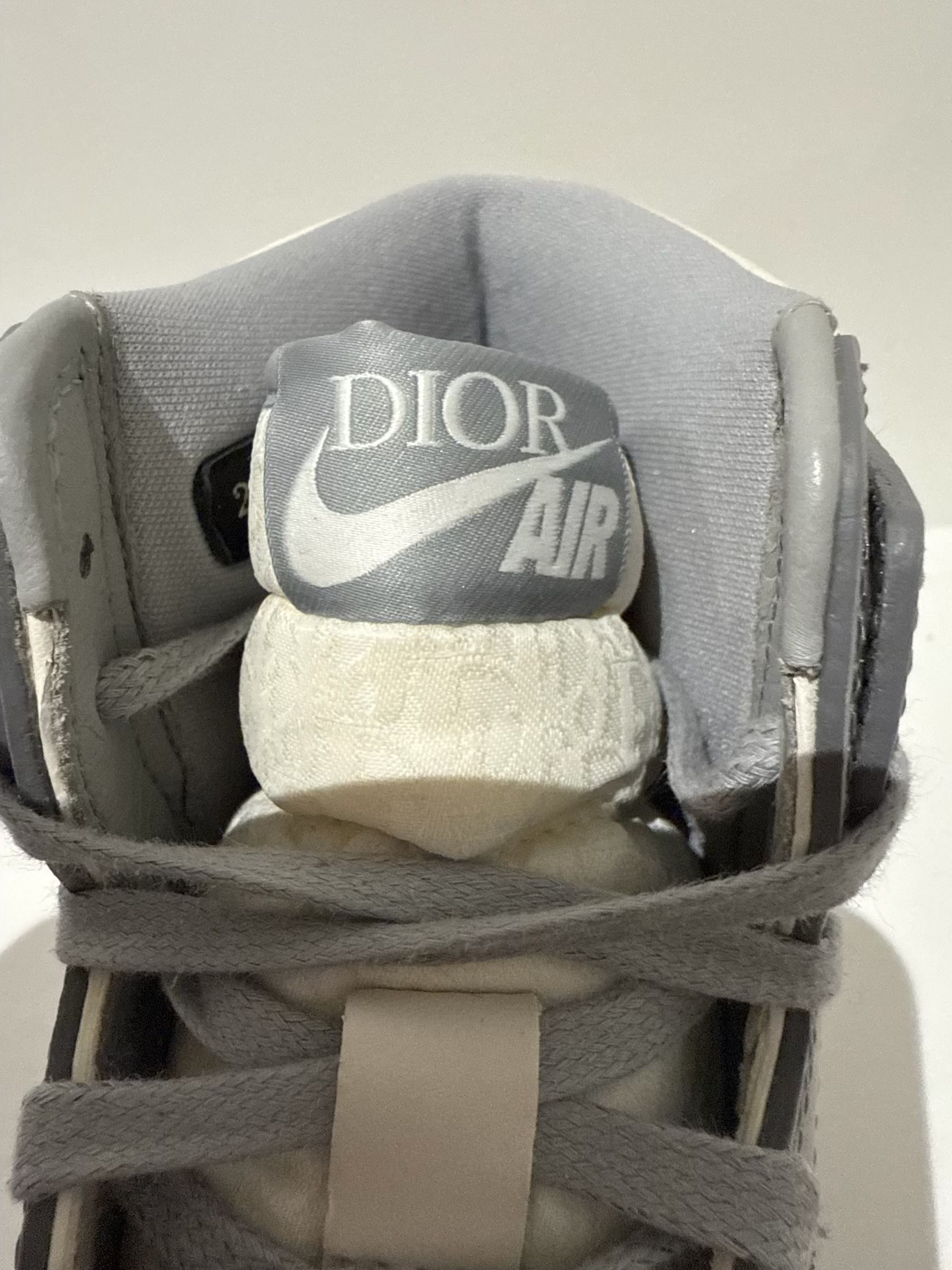 Dior × Jordan Brand Jordan x Dior Air Jordan 1 Retro High Top Sneaker BNIB Size US 6.5 / EU 39-40 - 16 Thumbnail