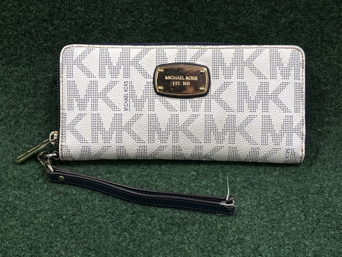 Michael Kors Michael Kors Monogram Jet Set Travel Continental Wrislet Size ONE SIZE - 1 Thumbnail