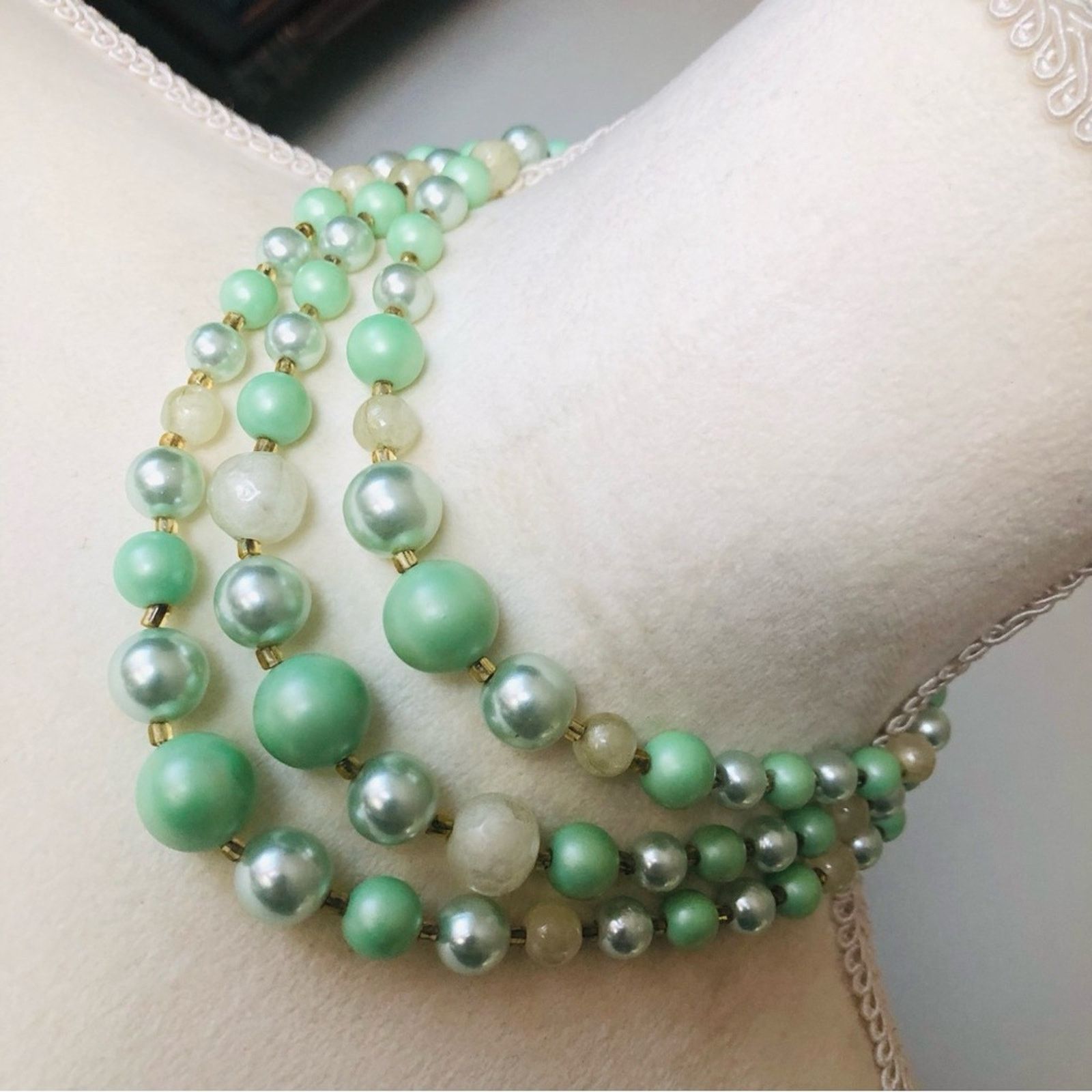 Vintage Vintage mid century mint green pearl bead necklace Size ONE SIZE - 1 Thumbnail