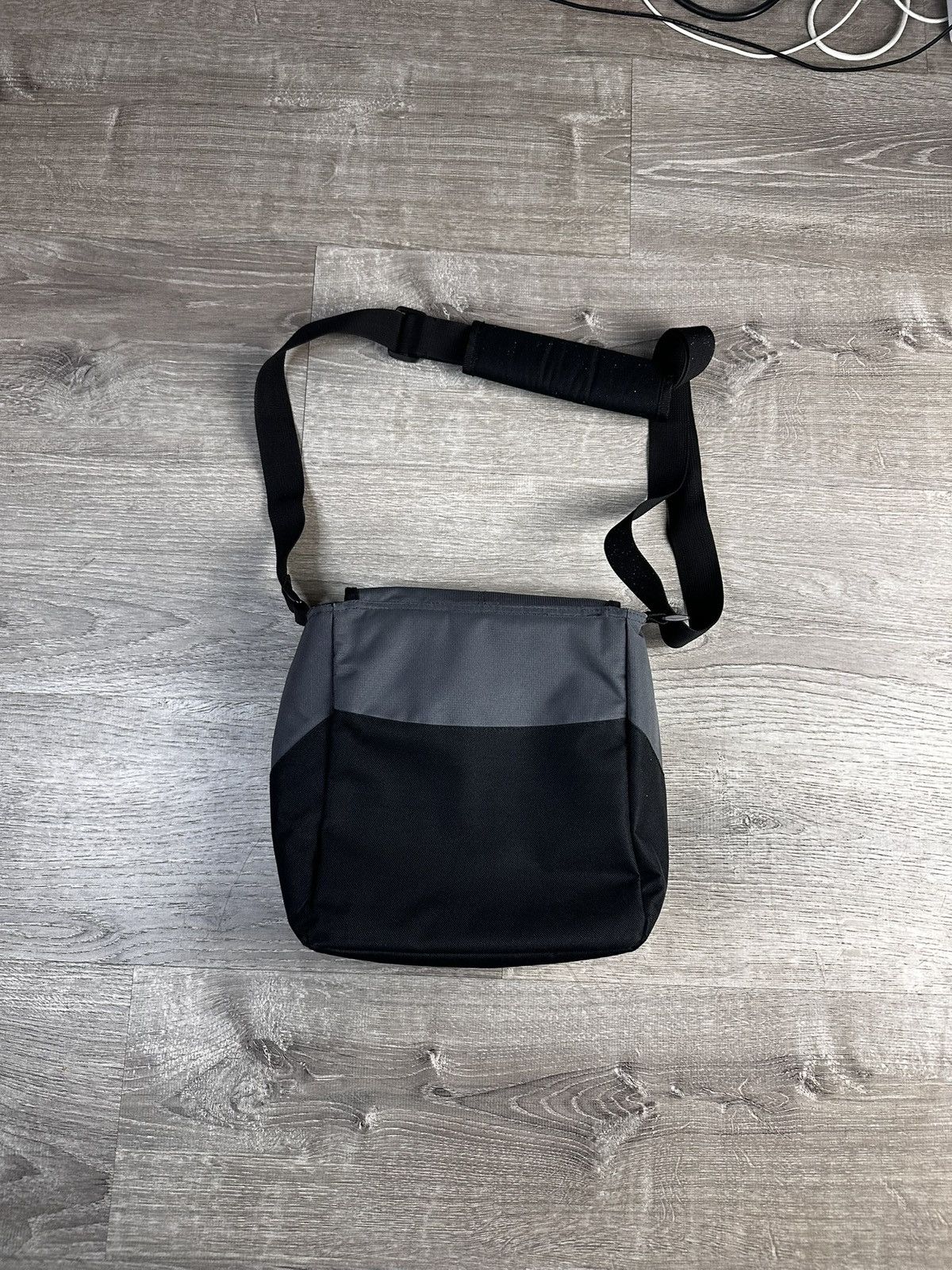 Nike × Vintage Vintage Y2K Nike Cross Body Bag Size ONE SIZE - 3 Thumbnail