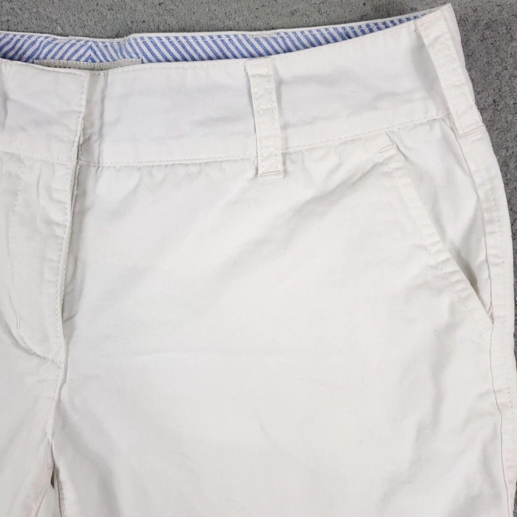 Tommy Hilfiger VINTAGE Tommy Hilfiger Shorts Womens Size 4 White Casual Flat Front Chino Size 28" / US 6 / IT 42 - 3 Thumbnail