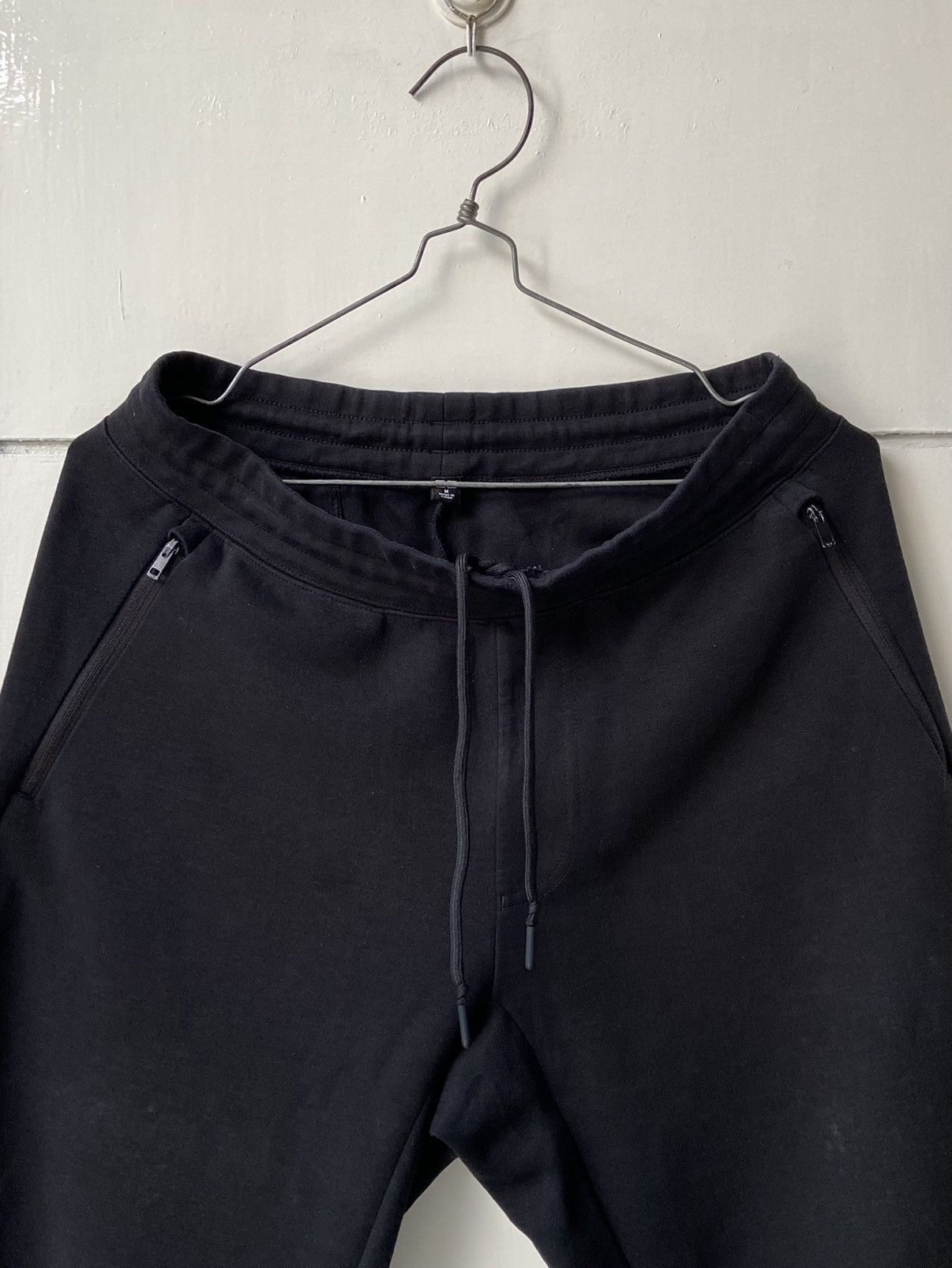 Uniqlo UNIQLO Black Joggers Pants Size US 30 / EU 46 - 2 Thumbnail