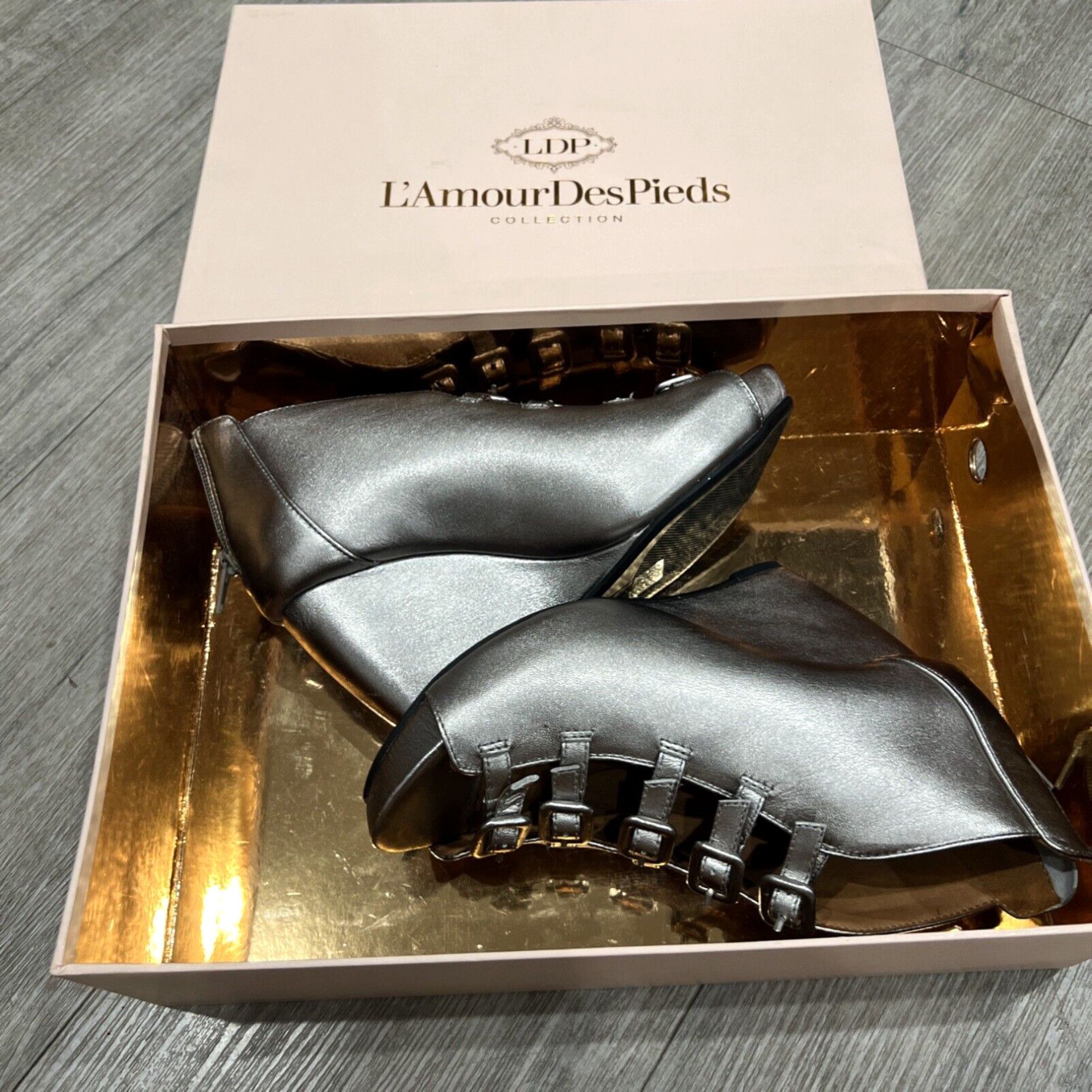Vintage L'Amour Des Pieds Ladies 6.5 IIneeda Wedge Pewter Back-zip Gladiator Sandals Size US 6.5 / IT 36.5 - 2 Thumbnail