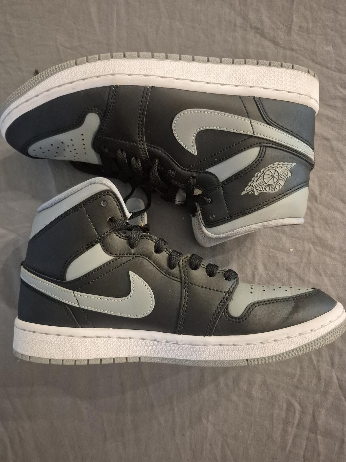 Jordan Brand Jordan 1 Mid Shadow (Women's) Size 8.5 VNDS Size US 8.5 / IT 38.5 - 3 Thumbnail