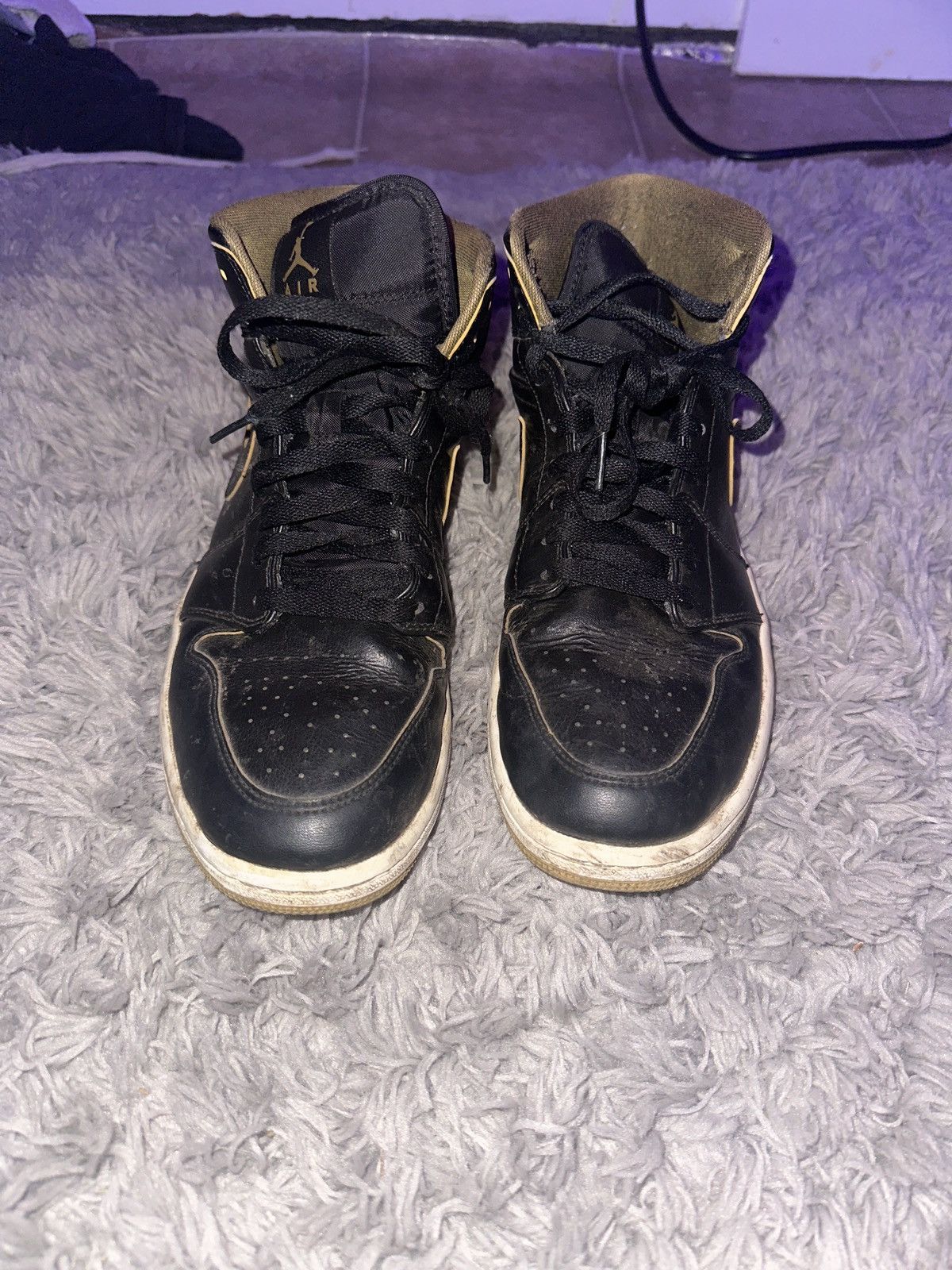 Nike Jordan 1 Retro Mid Black Metallic Gold Size US 11 / EU 44 - 3 Thumbnail