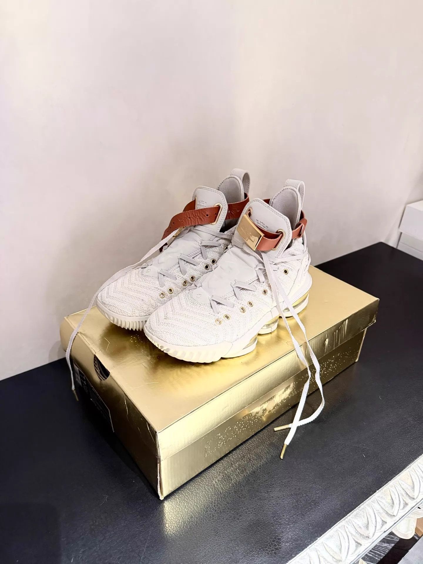Nike Nike Lebron 16 HFR OG Cream Lion Tail Women's High Size US 6 / IT 36 - 1 Thumbnail