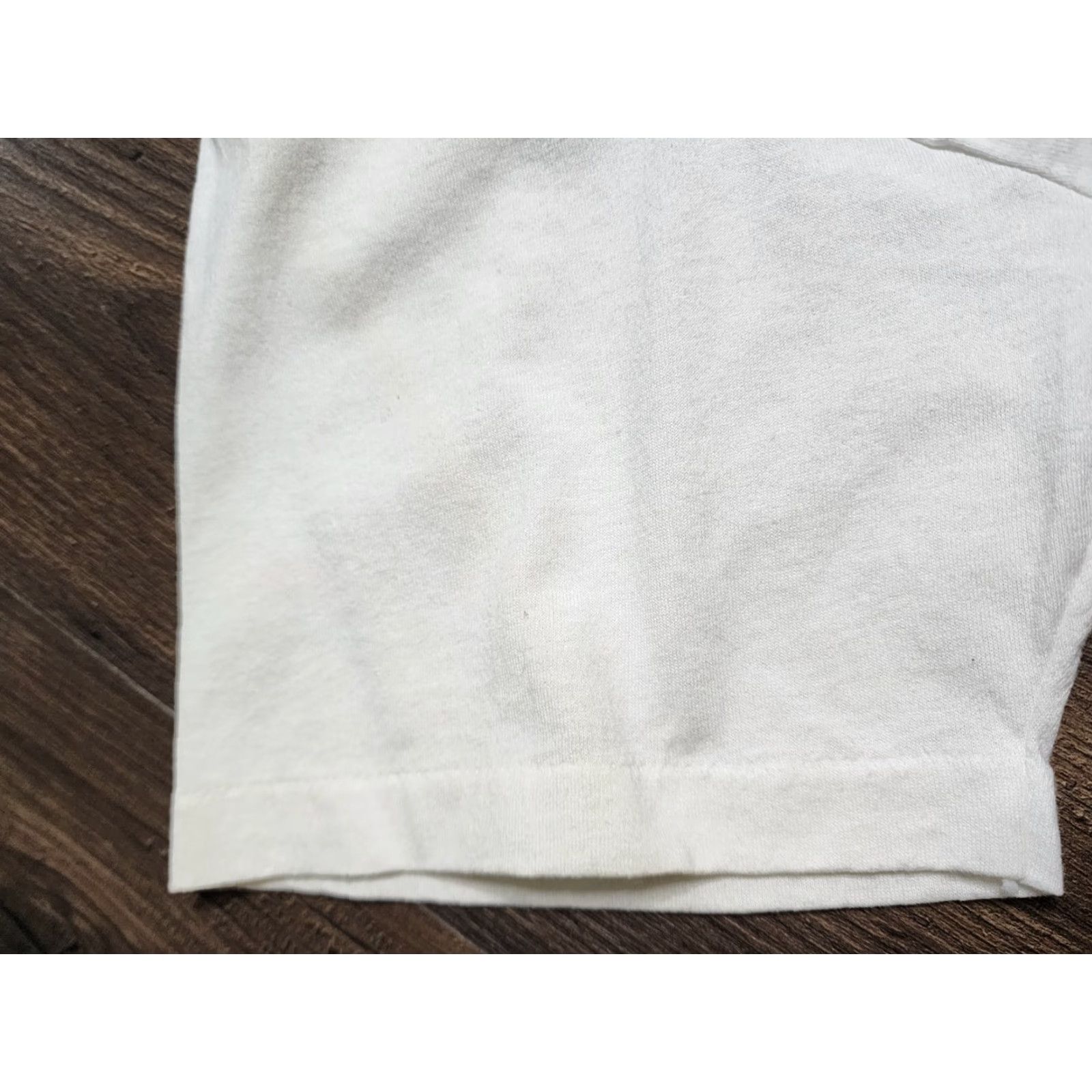 Hanes Vintage 1980s Hanes Mens L Cotton Short Sleeve Graphic T-Shirt White Christmas Poinsettia Distressed Size US L / EU 52-54 / 3 - 6 Thumbnail