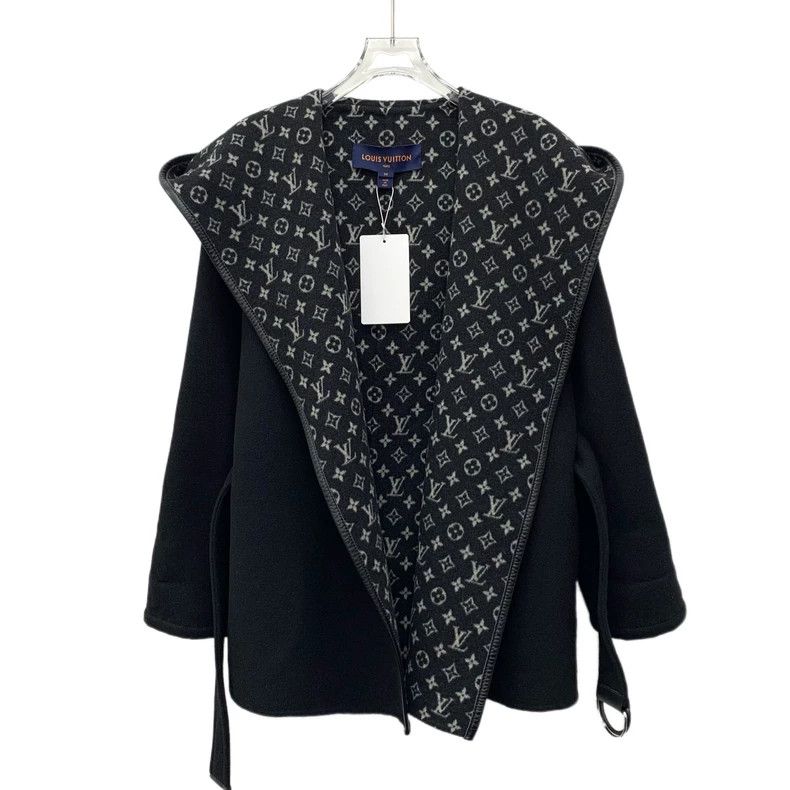 Louis Vuitton Louis Vuitton 22 coats with black lining logo and full pri Size XXS / US 00 / IT 34 - 1 Thumbnail