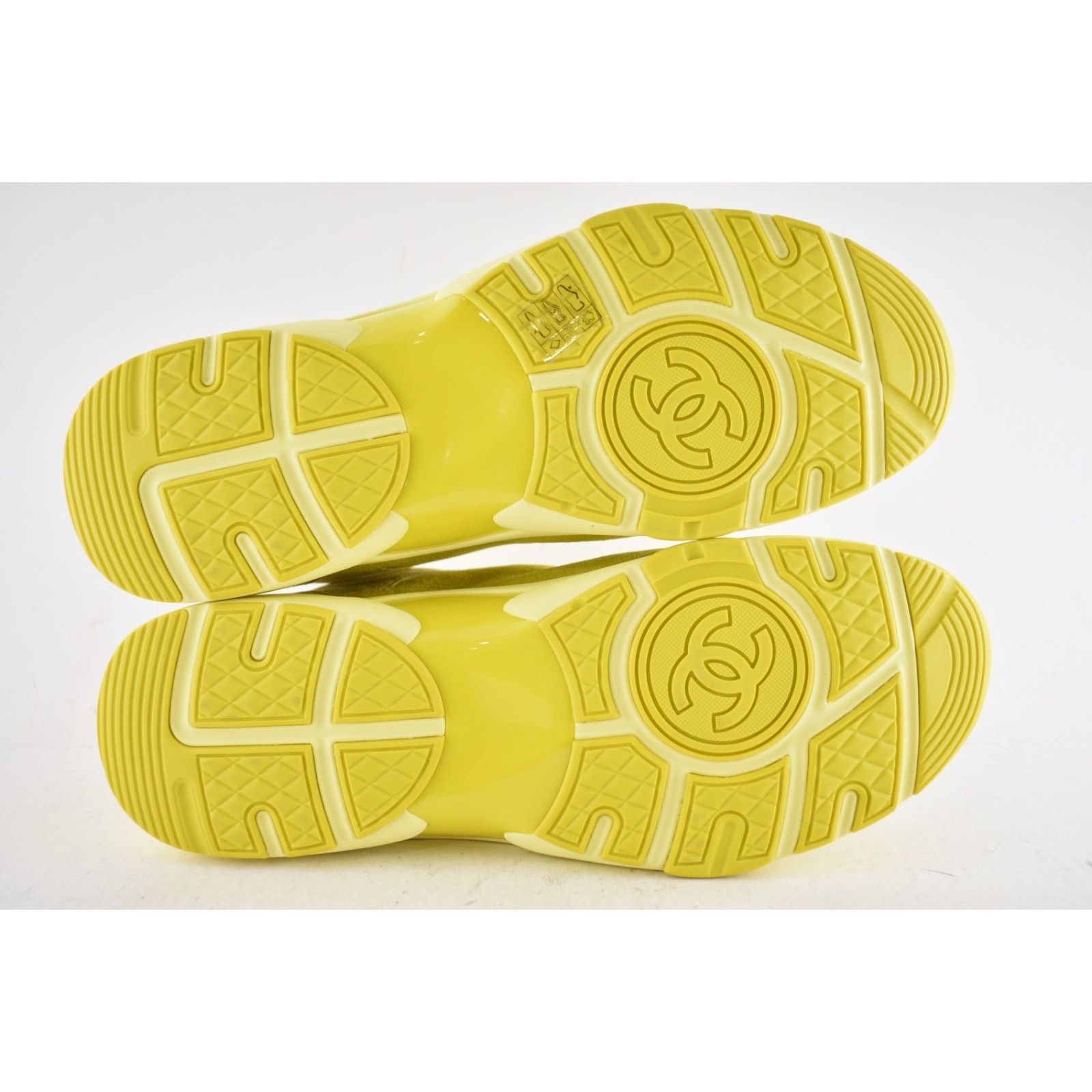 Chanel Chanel 19S Mens Yellow White Suede CC Logo Low Top Size US 11 / EU 44 - 12 Thumbnail