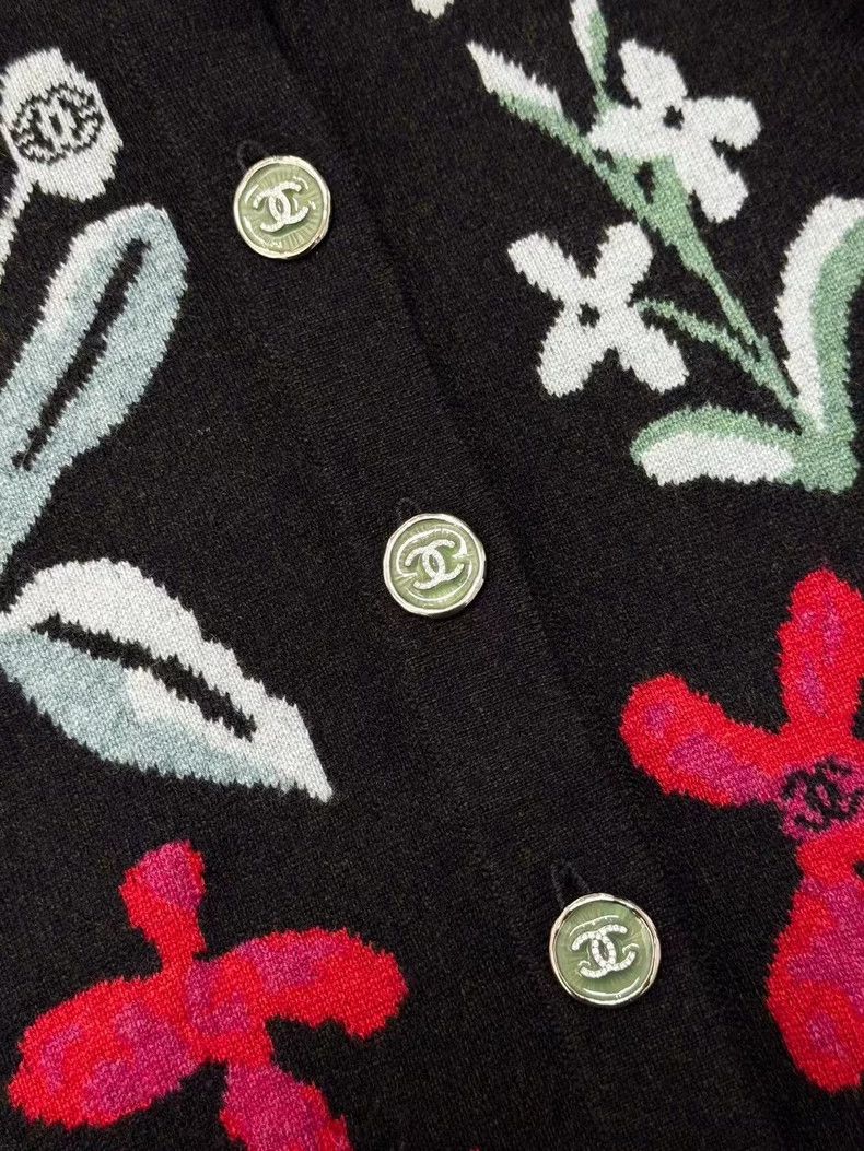 Chanel Chanel 21A black background colorful flower pattern knitte Size XS / US 0-2 / IT 36-38 - 4 Thumbnail