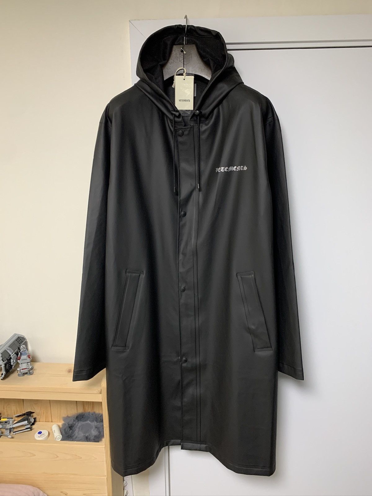 Vetements Vetements Gothic Logo Raincoat Size US XL / EU 56 / 4 - 1 Thumbnail