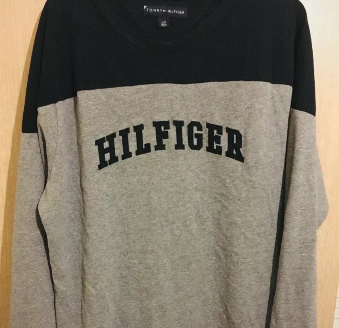 Tommy Hilfiger Tommy Hilfiger grey and black long sleeve Size US XL / EU 56 / 4 - 1 Thumbnail