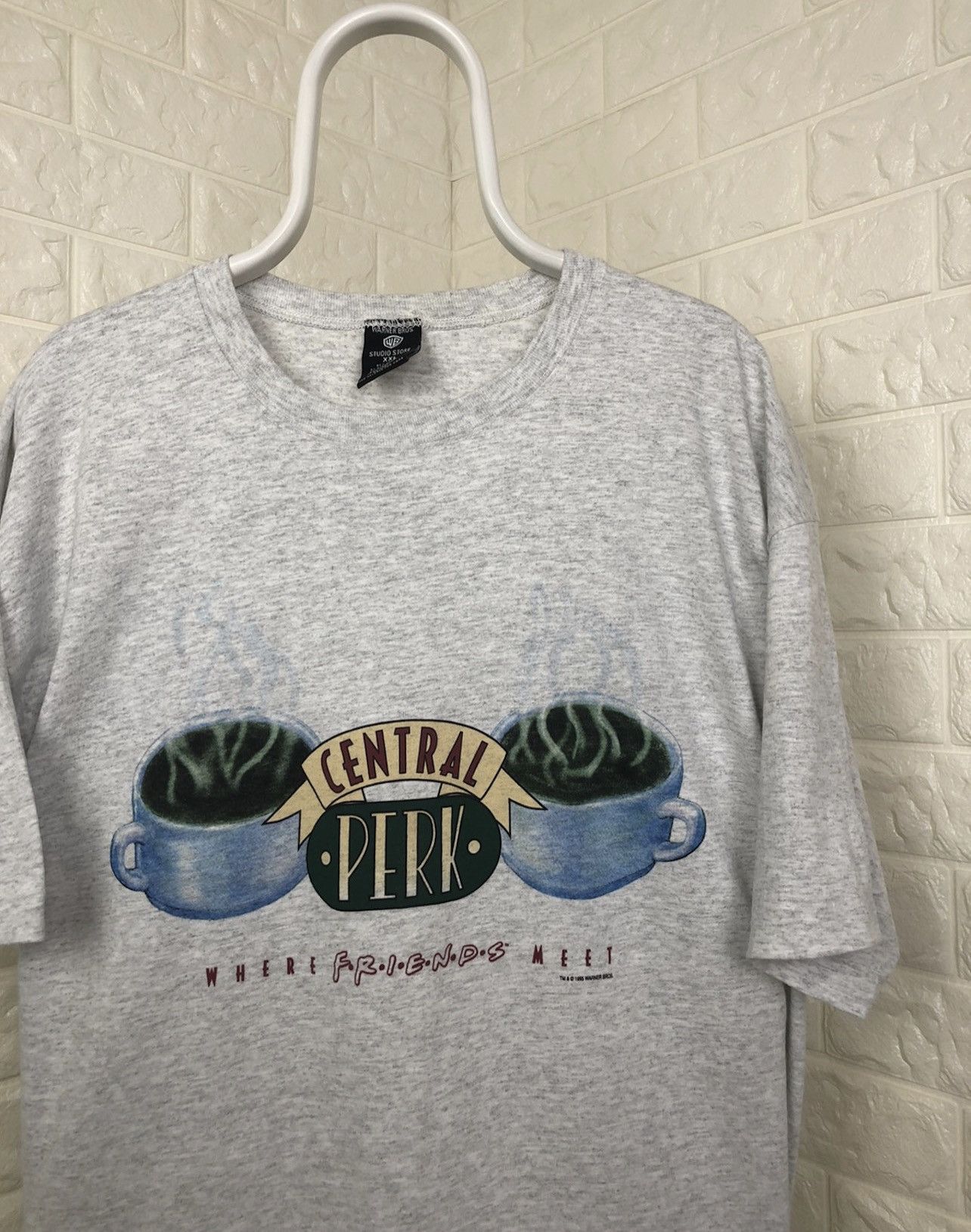 Vintage Vintage FRIENDS central park 1995 warner bros tee shirt Size US XXL / EU 58 / 5 - 2 Thumbnail