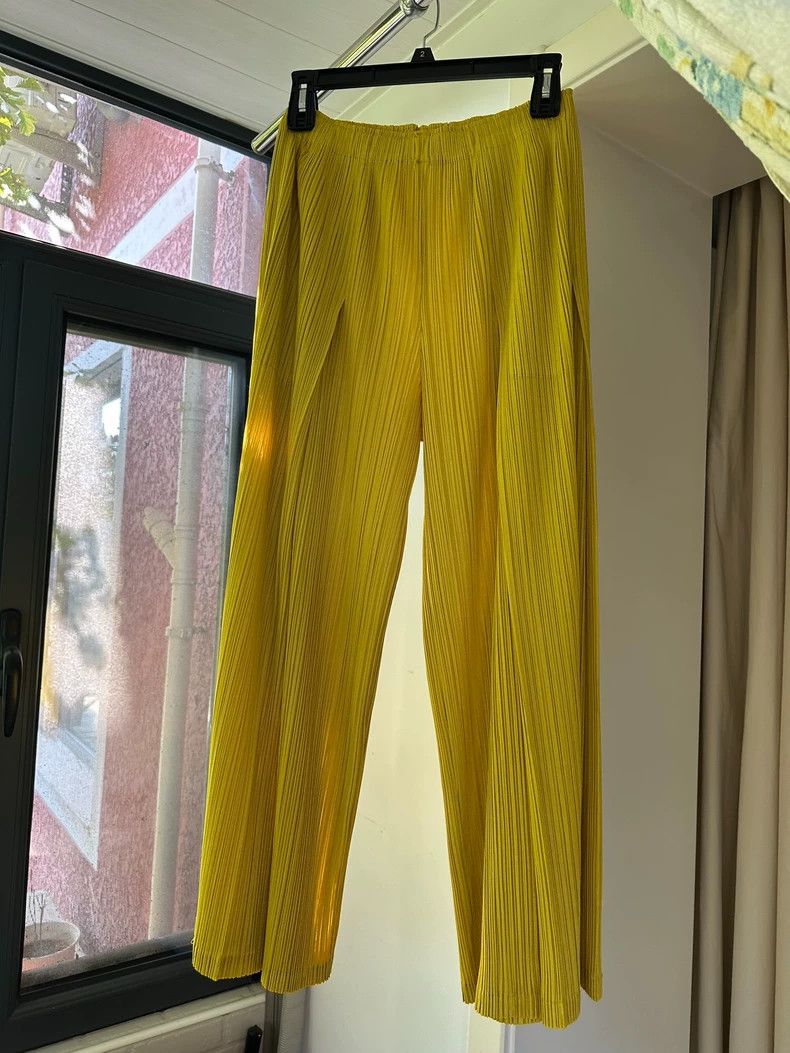 Issey Miyake Issey Miyake size:4 Turmeric fluorescent yellow pleated wi Size 31" - 2 Thumbnail