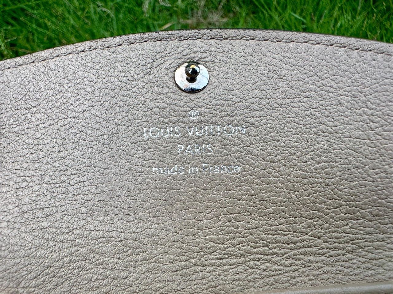 Louis Vuitton Authentic Louis Vuitton Mahina Leather 4 Key Holder Size ONE SIZE - 8 Thumbnail