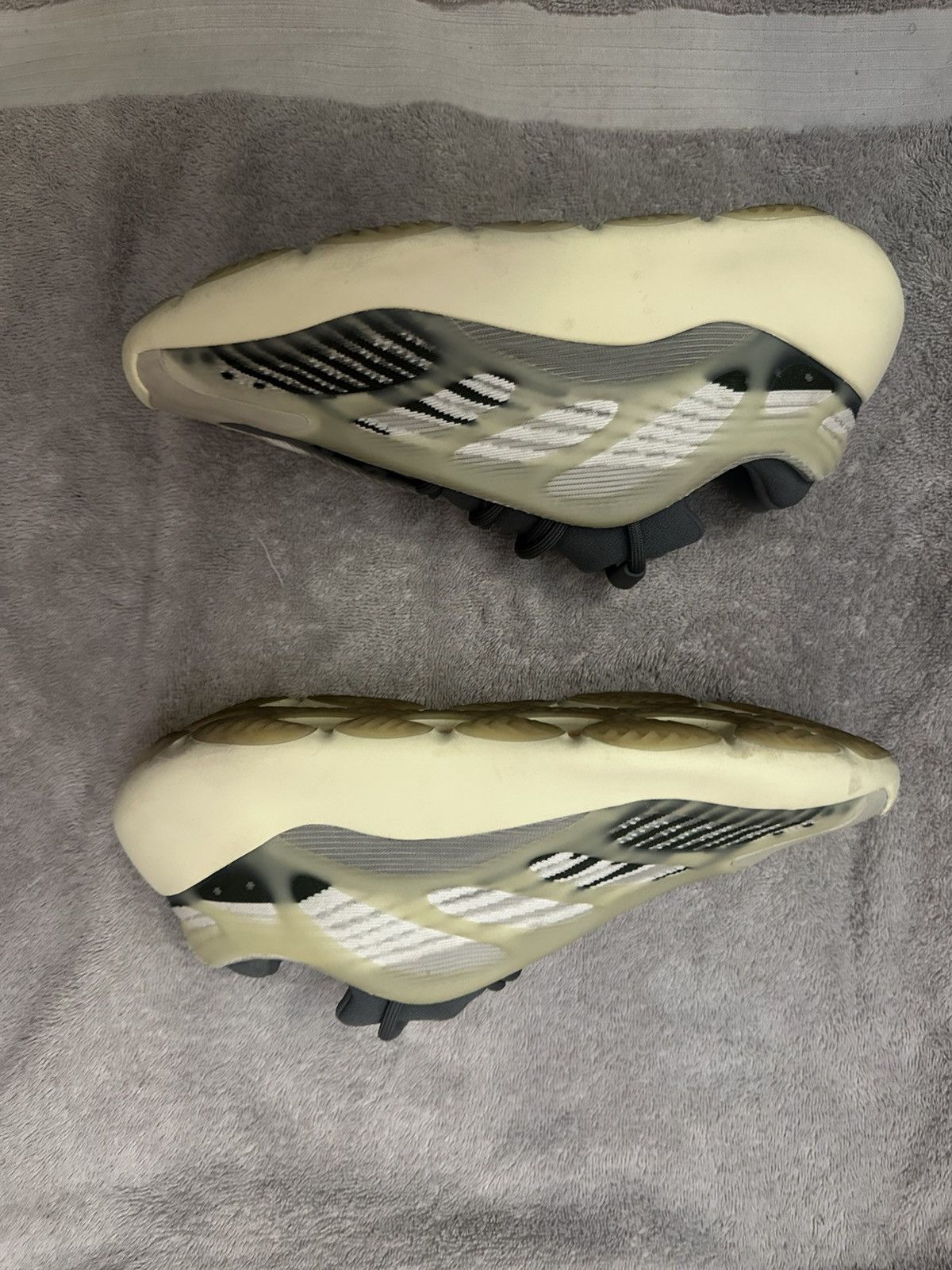 Yeezy Yeezy 700 V3 'Fade Salt' Size US 10 / EU 43 - 3 Thumbnail
