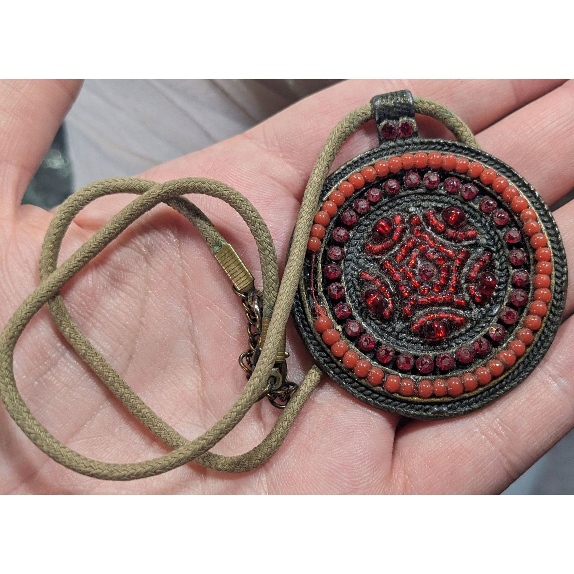 Other Vintage Red Beaded Brass Medallion Pendant Necklace Size ONE SIZE - 5 Thumbnail