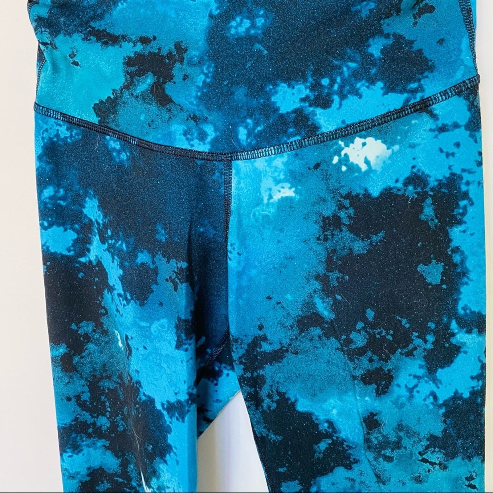 Old Navy OLD NAVY Blue Black Navy Galaxy Print High Rise Leggings Size 27" / US 4 / IT 40 - 3 Thumbnail