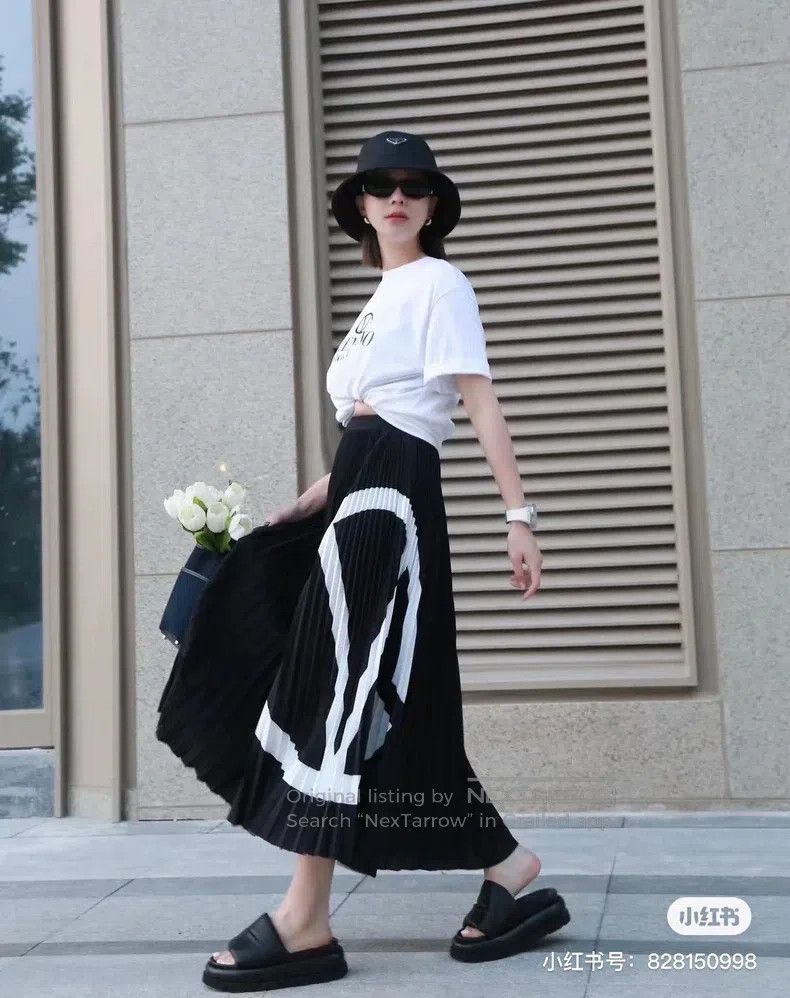 Valentino Valentino White large logo printed pleated skirt Size S / US 4 / IT 40 - 9 Thumbnail