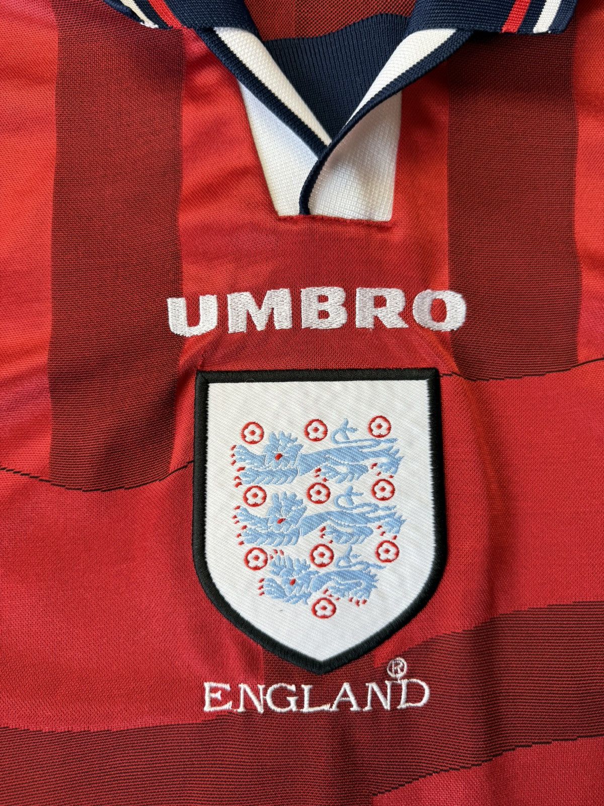 Umbro ENGLAND UMBRO 1997 1998 AWAY VINTAGE FOOTBALL JERSEY SHIRT Size US L / EU 52-54 / 3 - 15 Thumbnail