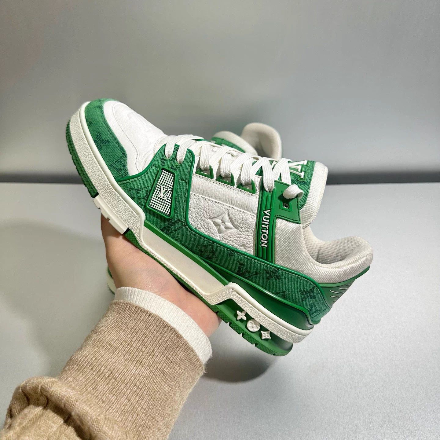 Louis Vuitton Louis Vuitton Trainer White Green 6/40 Worn once Size US 7 / EU 40 - 9 Thumbnail