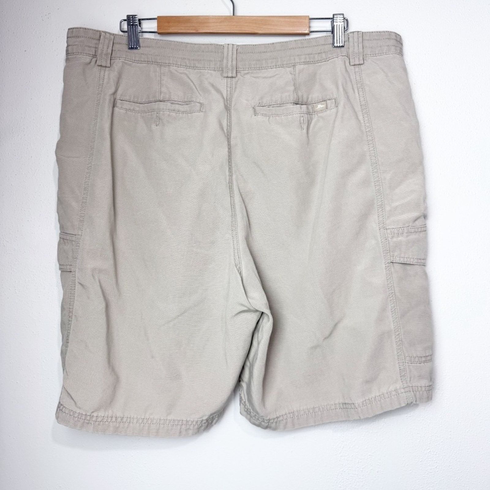 Tommy Bahama Tommy Bahama 9” Tan Flatfront Cargo Shorts Men’s Size 40 Size US 40 / EU 56 - 4 Thumbnail