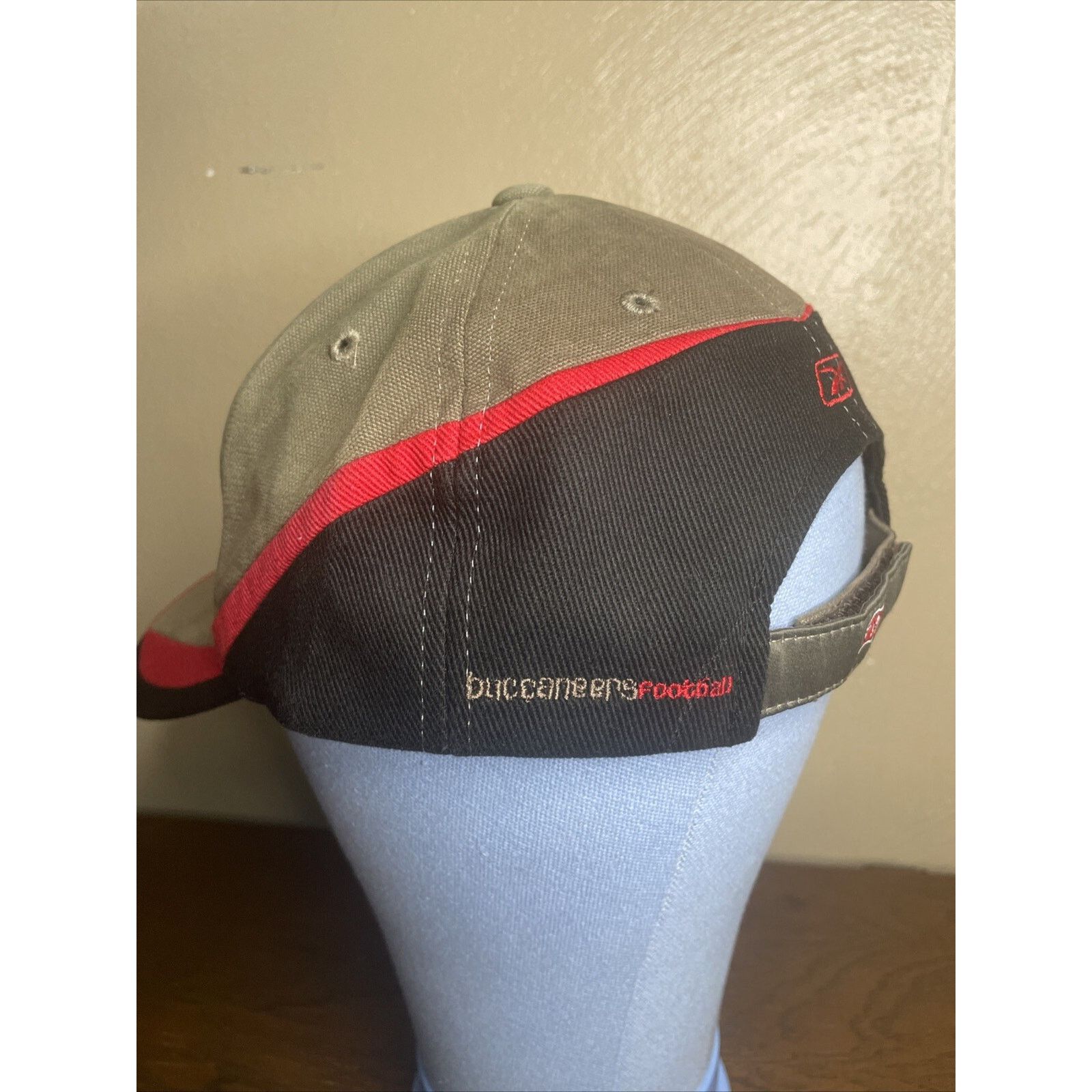 Reebok VTG Reebok Tampa Bay Buccaneers Adjustable NFL NWOT Size US L / EU 52-54 / 3 - 9 Thumbnail