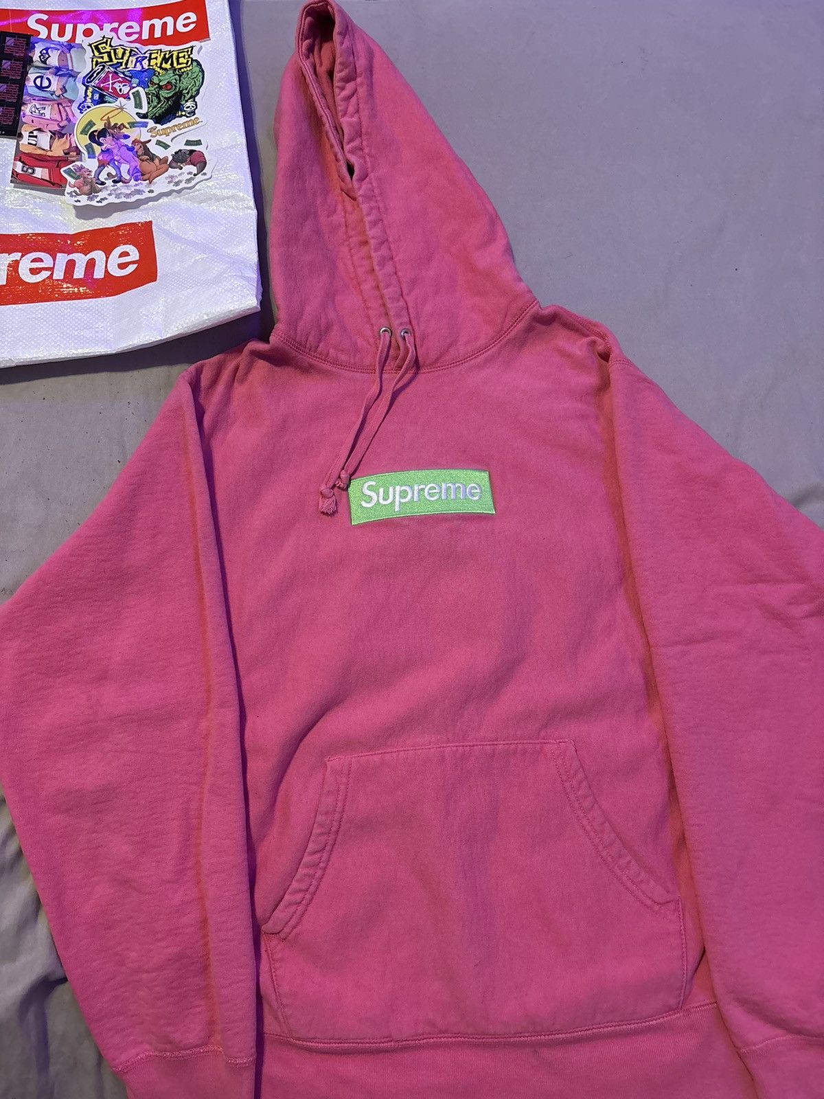 Supreme FW17 Supreme Magenta Box Logo Sweatshirt Size US M / EU 48-50 / 2 - 2 Thumbnail