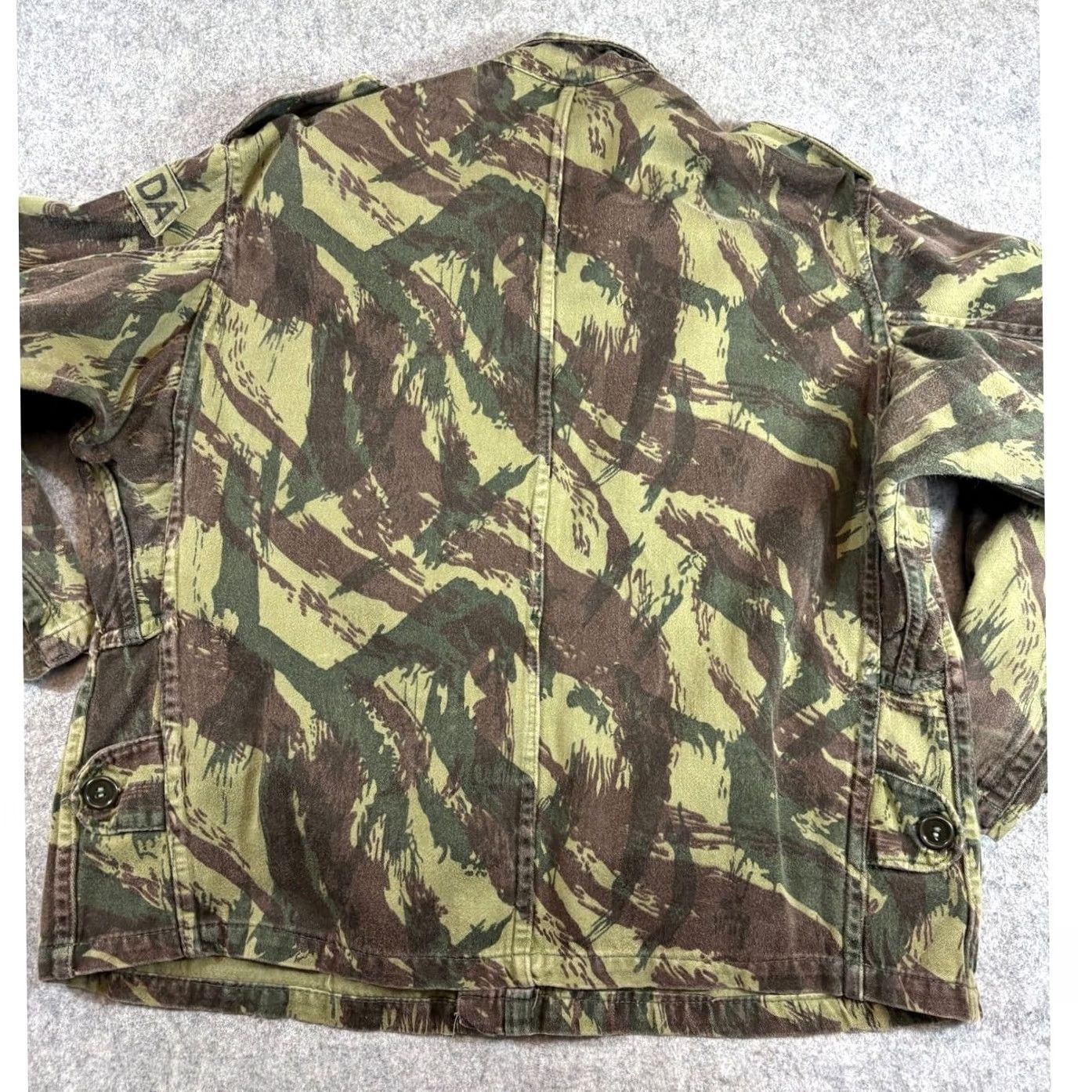 Vintage VINTAGE Military Jacket Shirt Camouflage Lizard 80s Portugal M64 54 Men Size US L / EU 52-54 / 3 - 7 Thumbnail