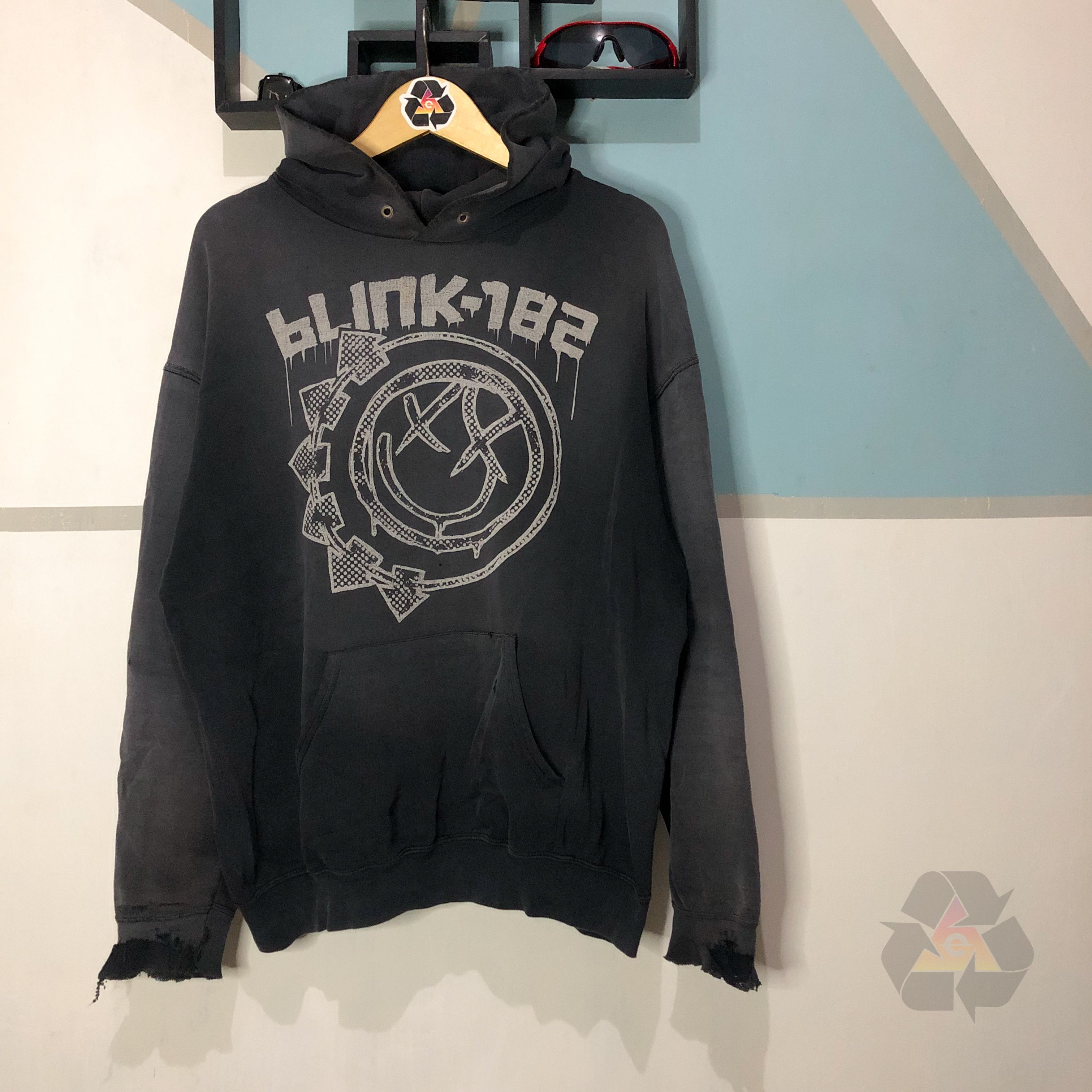Band Tees Vintage THRASHED BLINK 182 Big Logo Hoodie Size US L / EU 52-54 / 3 - 1 Thumbnail