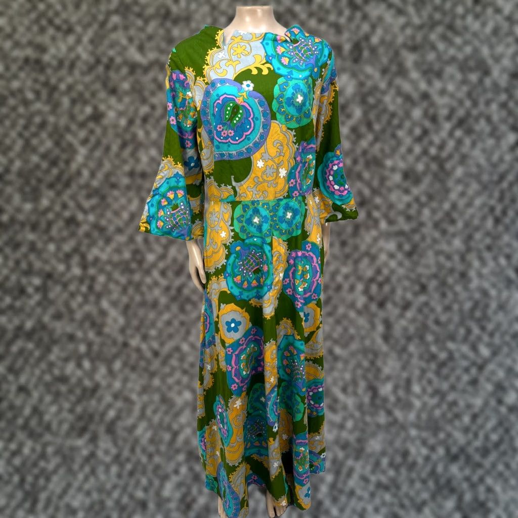 Vintage VINTAGE 70s Dress Green Bee Apple Print Shift Sleeveless Hawaii Party Mini Alice M Size 4XL / US 24-26 - 1 Thumbnail