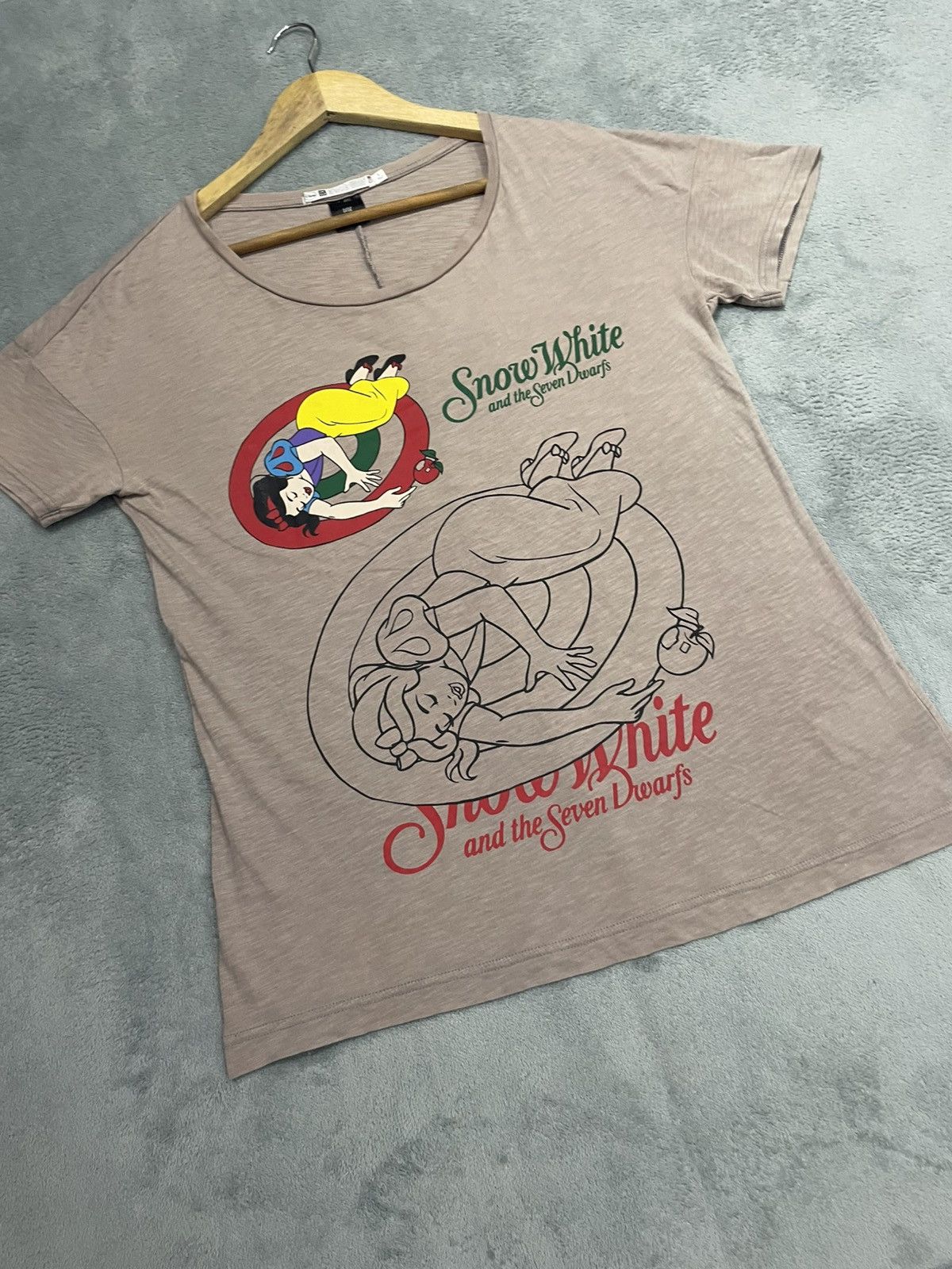 Disney UNIQLO UNDERCOVER x DISNEY SNOW WHITE WOMEN TSHIRT Size US L / EU 52-54 / 3 - 2 Thumbnail