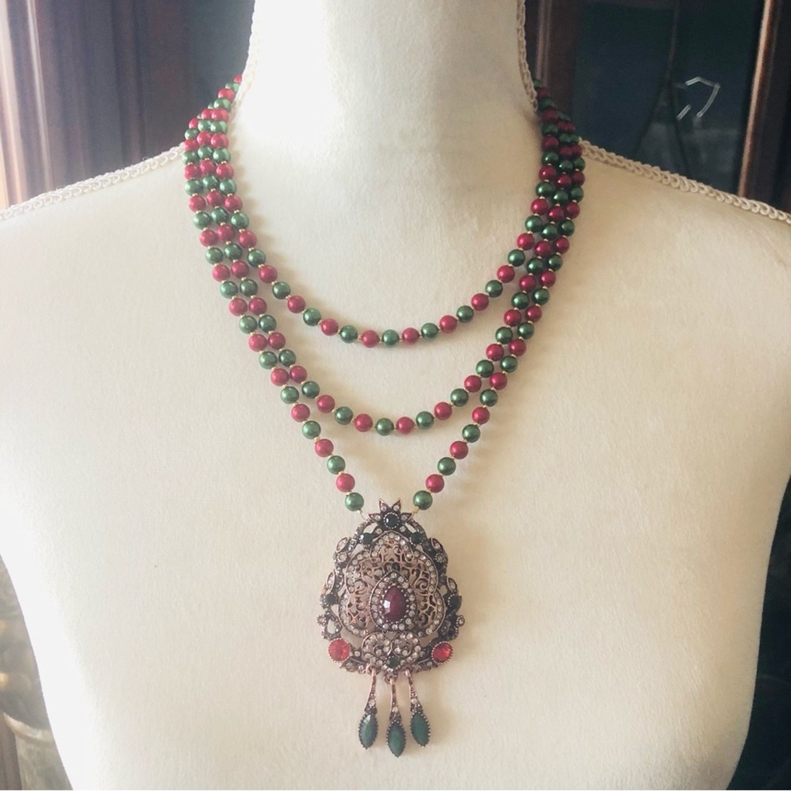 Handmade Handcrafted regal look ruby & emerald amulet Pearl necklace Size ONE SIZE - 2 Thumbnail