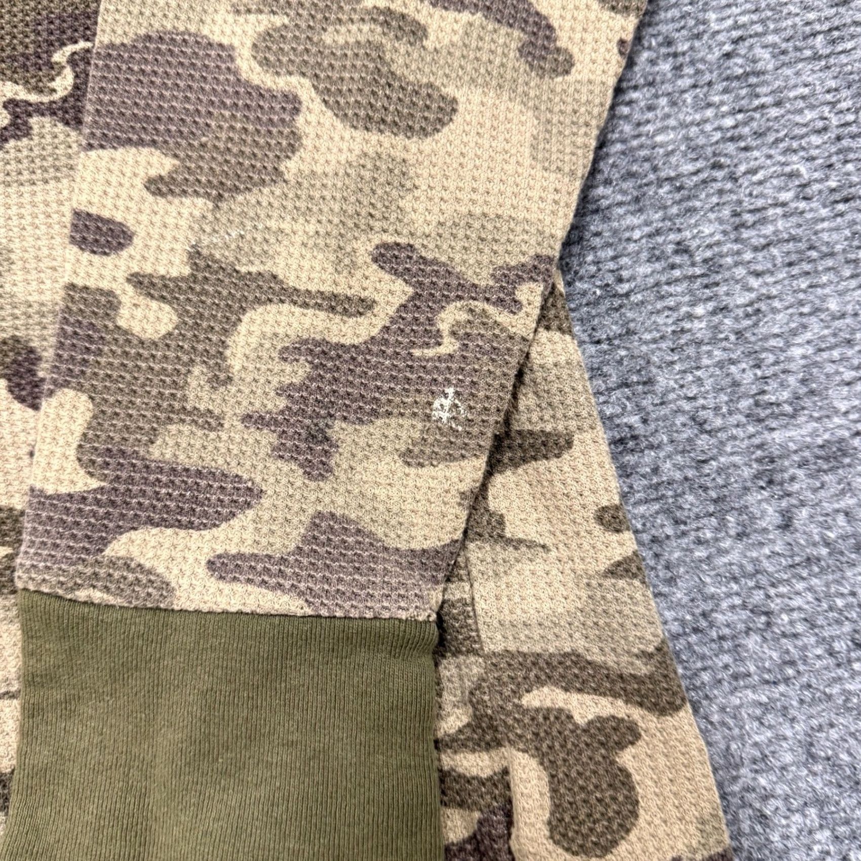 The Unbranded Brand The Unbranded Brand Camouflage Thermal Long Sleeve Shirt Mens L Multicolor 1/4 Button Up Stained Pullover Size US L / EU 52-54 / 3 - 6 Thumbnail