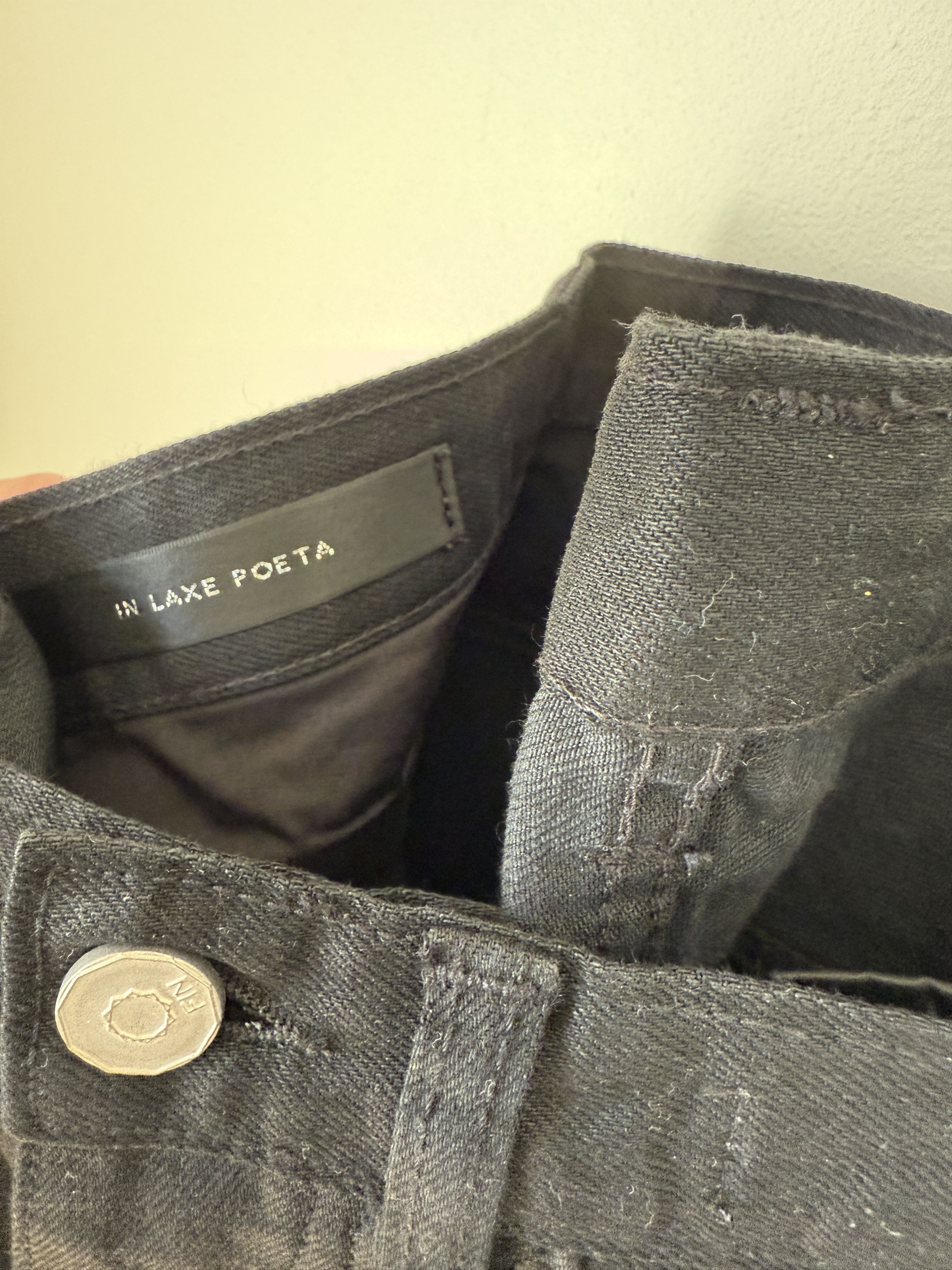 EX INFINITAS LOOSE TAPERED BLACK COATED JEANS. SZ 28