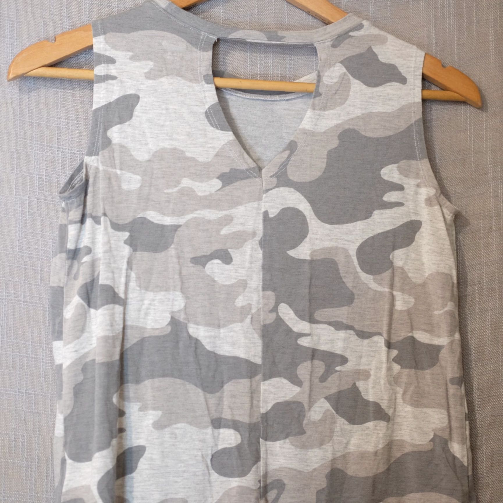 Old Navy EUC Old Navy Grey Camo Tank Top Front Tie Lightweight Stretch Womens L #A1-5 Tank Women L Grey Camo Front Tie Lightweight Stretch Old Navy Size L / US 10 / IT 46 - 5 Thumbnail
