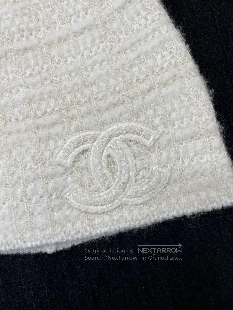 Chanel Chanel 26C new white gold thread large logo cashmere knitt Size ONE SIZE - 2 Thumbnail