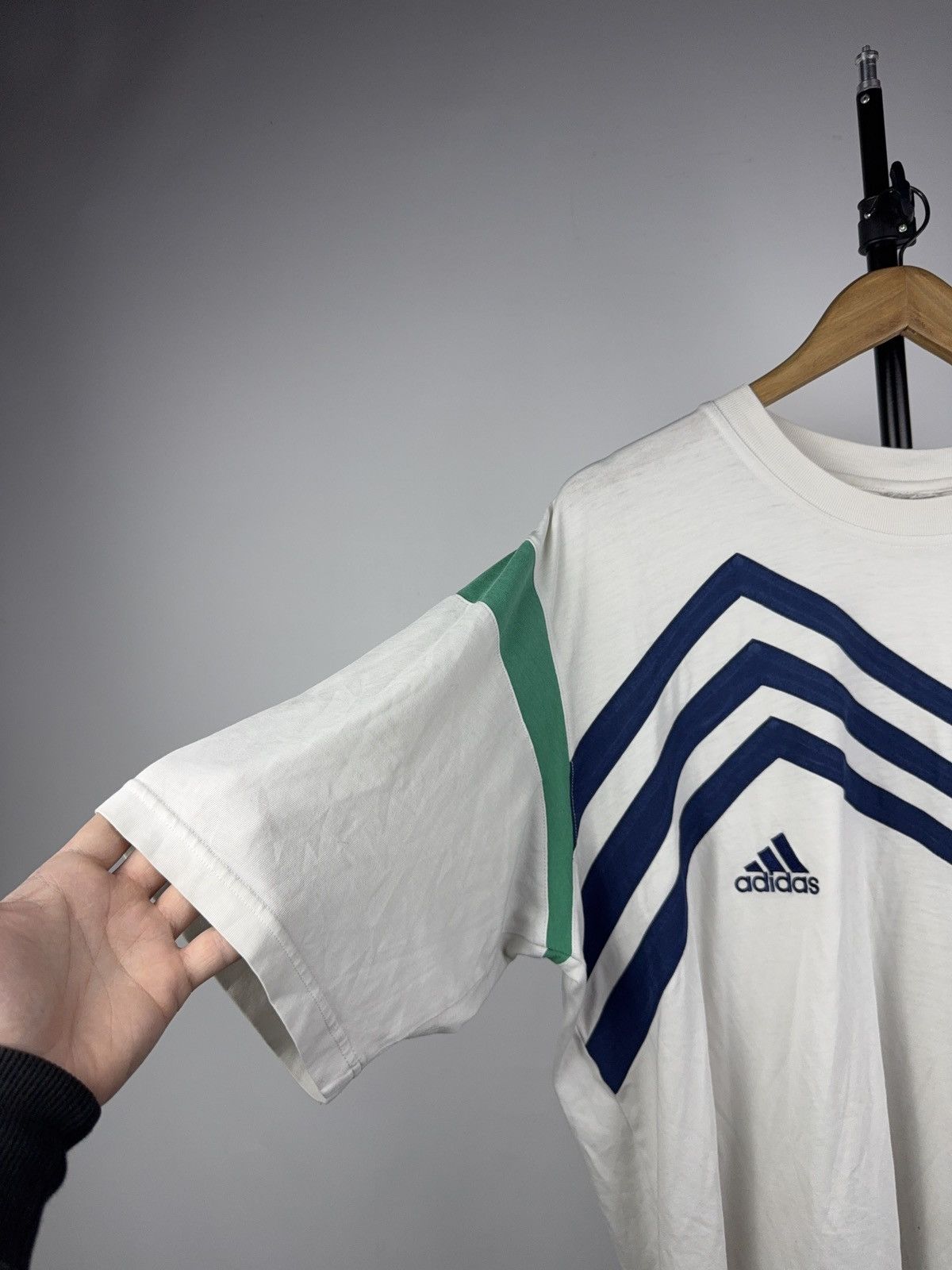 Adidas Retro Adidas Vintage 90s White T-Shirt Chevron Stripe Logo Size US L / EU 52-54 / 3 - 4 Thumbnail