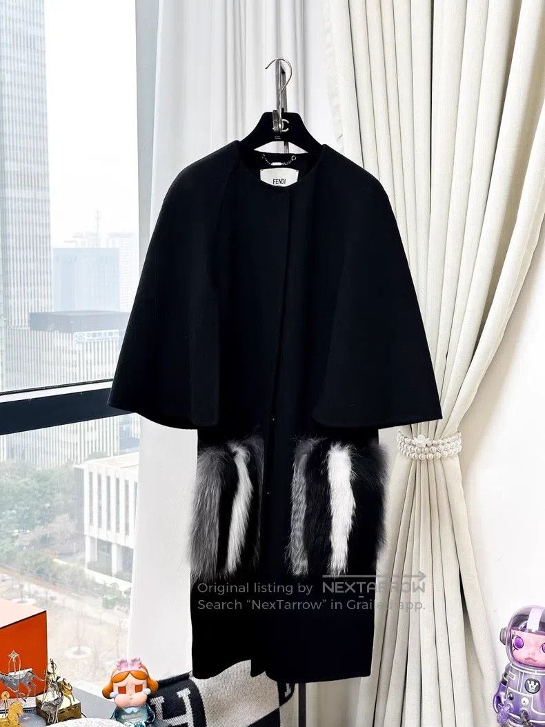 Fendi Fendi Black and White Mixed Fur Pocket Black Cloak Wool Co Size XS / US 0-2 / IT 36-38 - 1 Thumbnail
