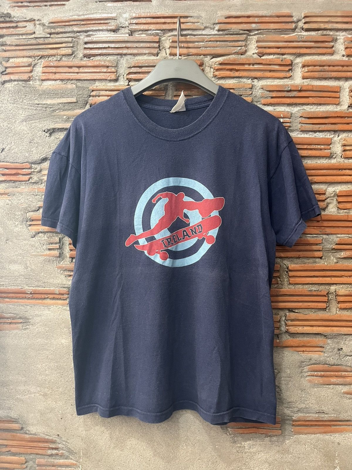Vintage Vintage IRELAND Y2K Souvir Skateboard Shop 00’s Tshirt Size US M / EU 48-50 / 2 - 2 Thumbnail